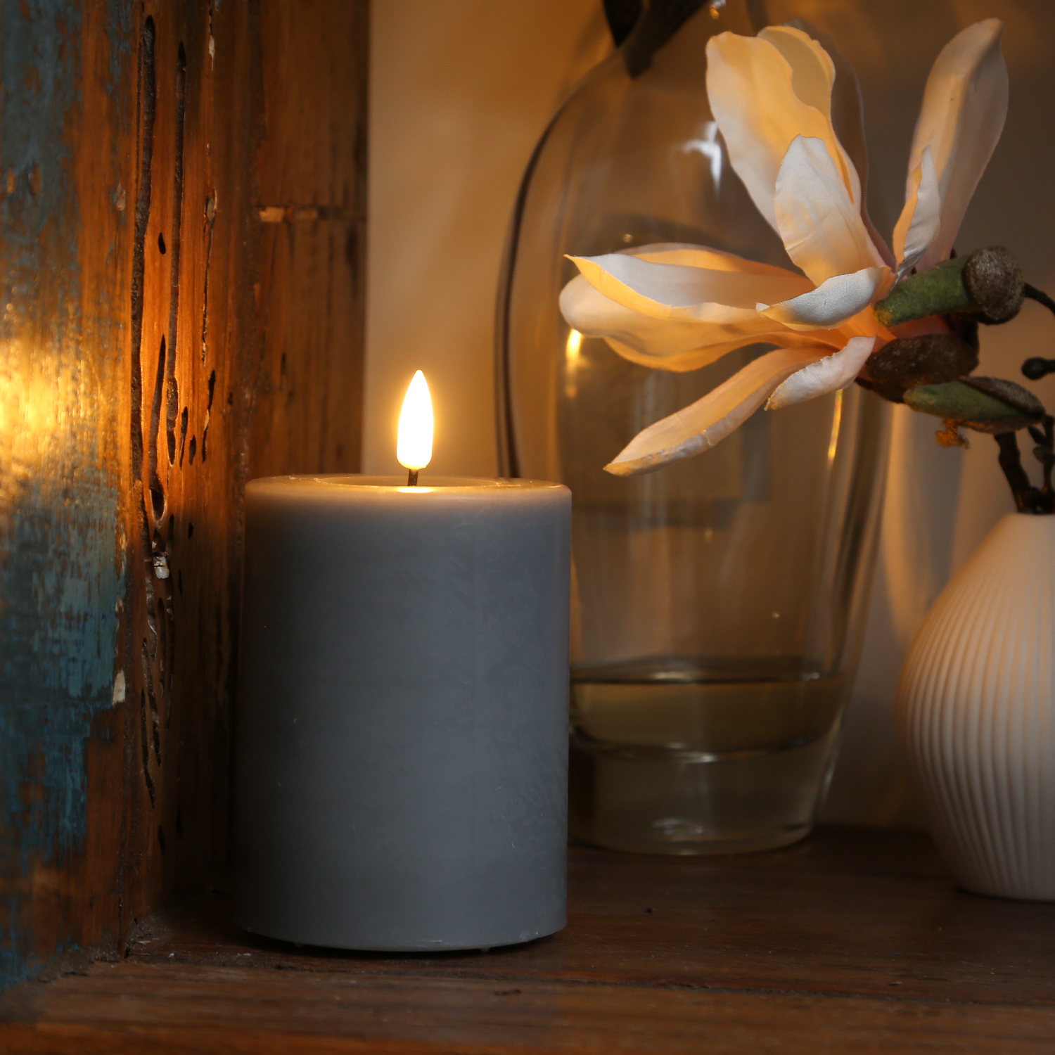 LED Stumpenkerze MIA - Echtwachs - realistische 3D Flamme - H: 10cm - Batteriebetrieb - grau LED Stumpenkerze MIA - Echtwachs - realistische 3D Flamme - H: 10cm - Batteriebetrieb - grau