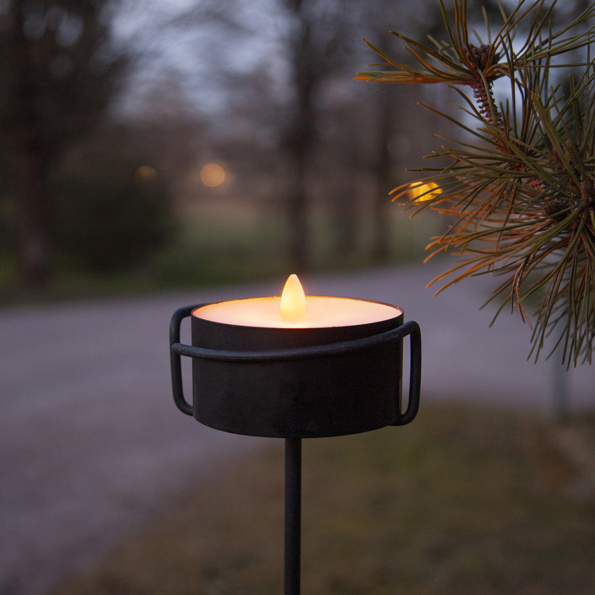XXL LED Teelicht - gelbe LED - H: 7cm, D: 10cm  - Batteriebetrieb - Timer - Outdoor - schwarz XXL LED Teelicht - gelbe LED - H: 7cm, D: 10cm  - Batteriebetrieb - Timer - Outdoor - schwarz