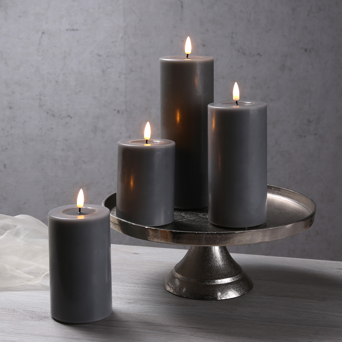 LED Stumpenkerze MIA - Echtwachs - realistische 3D Flamme - H: 20cm - Batteriebetrieb - grau LED Stumpenkerze MIA - Echtwachs - realistische 3D Flamme - H: 20cm - Batteriebetrieb - grau