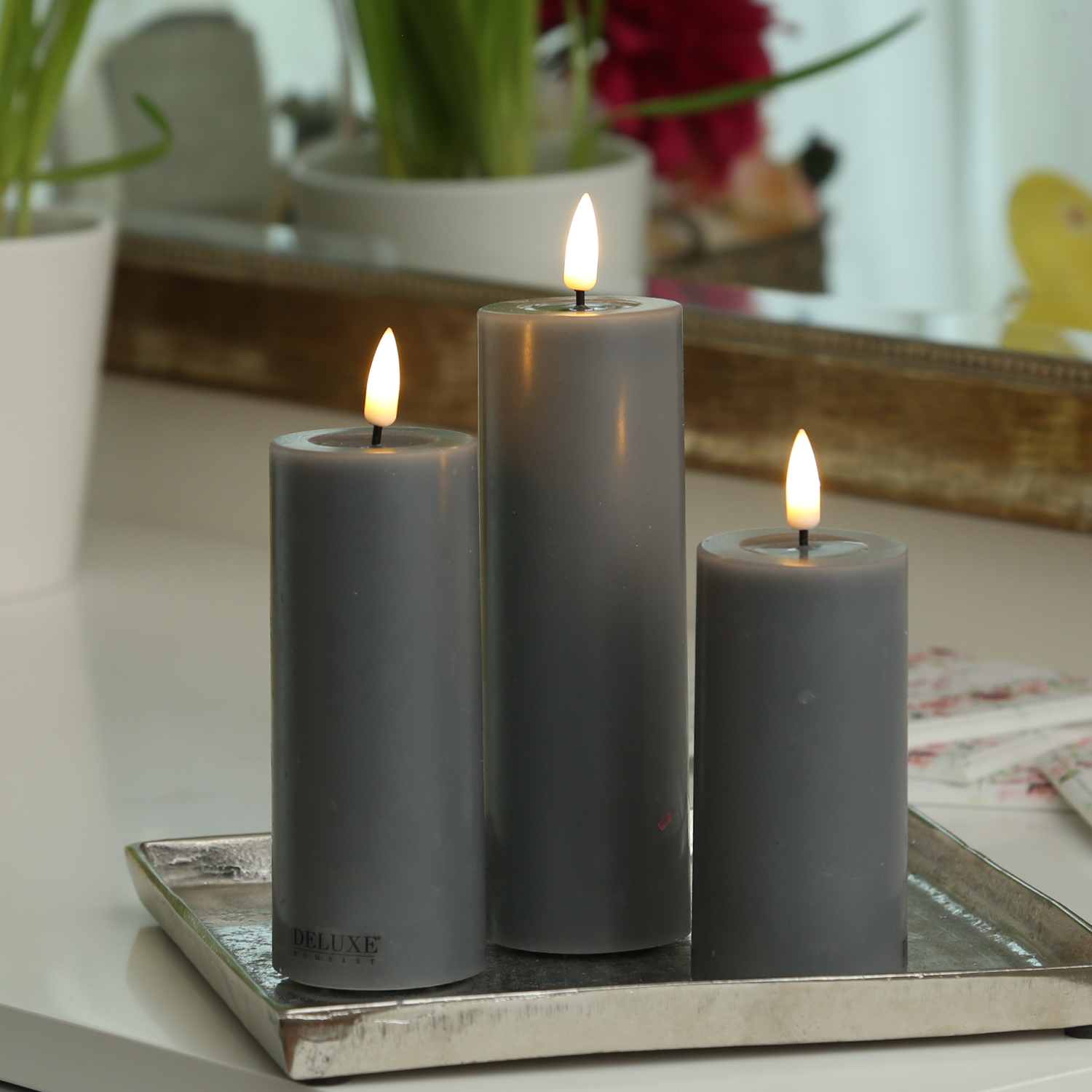 LED Stumpenkerze MIA - Echtwachs - realistische 3D Flamme - H: 10cm D: 5cm - Batterie - grau LED Stumpenkerze MIA - Echtwachs - realistische 3D Flamme - H: 10cm D: 5cm - Batterie - grau