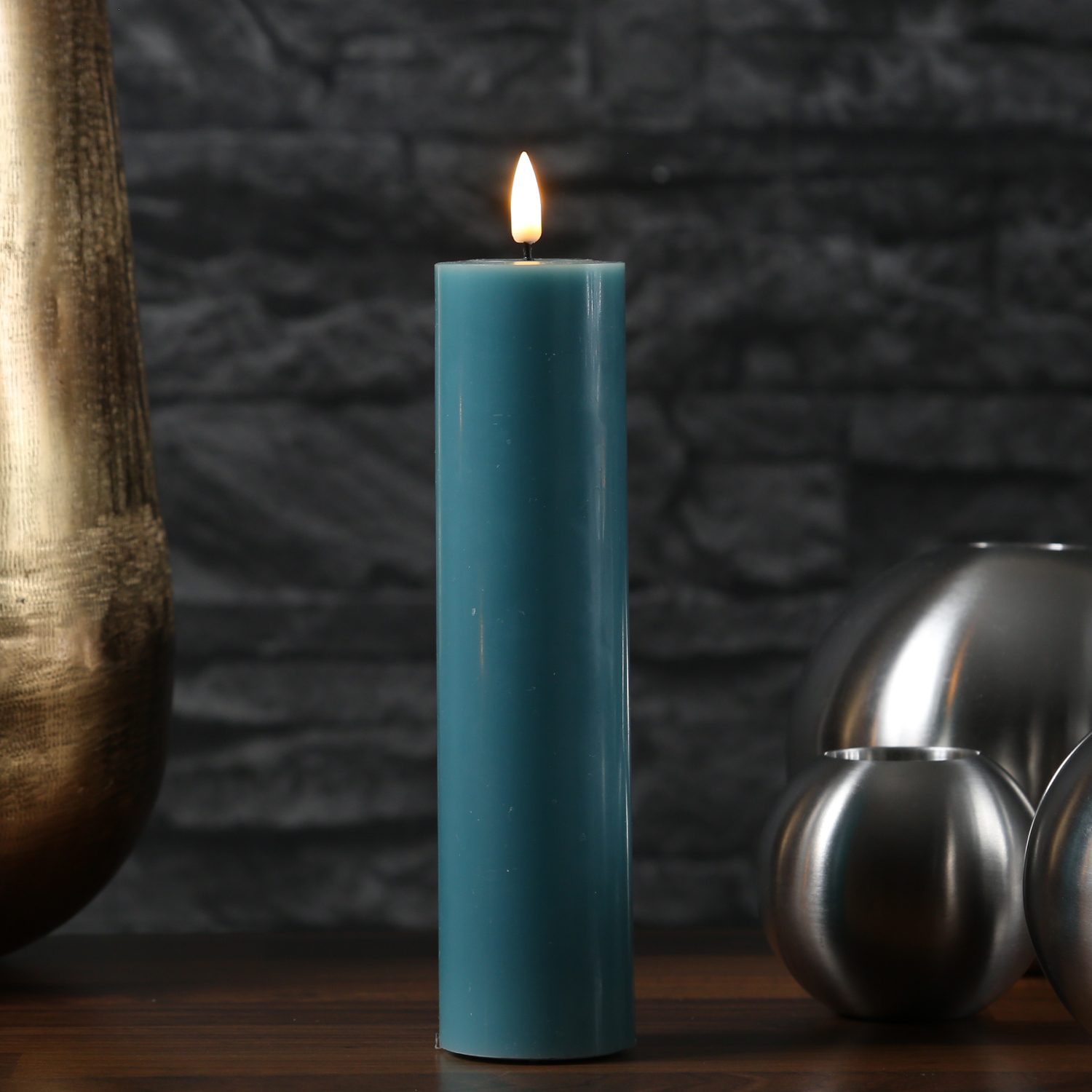 LED Stumpenkerze MIA - Echtwachs - realistische 3D Flamme - H: 20cm - D: 5cm - jadegrün LED Stumpenkerze MIA - Echtwachs - realistische 3D Flamme - H: 20cm - D: 5cm - jadegrün