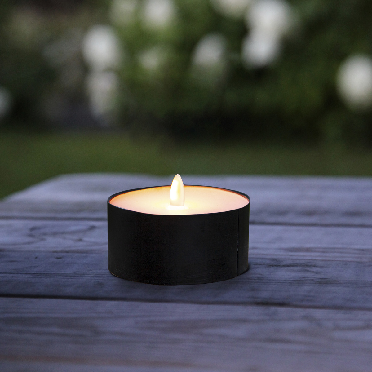 XXL LED Teelicht - gelbe LED - H: 7cm, D: 10cm  - Batteriebetrieb - Timer - Outdoor - schwarz XXL LED Teelicht - gelbe LED - H: 7cm, D: 10cm  - Batteriebetrieb - Timer - Outdoor - schwarz