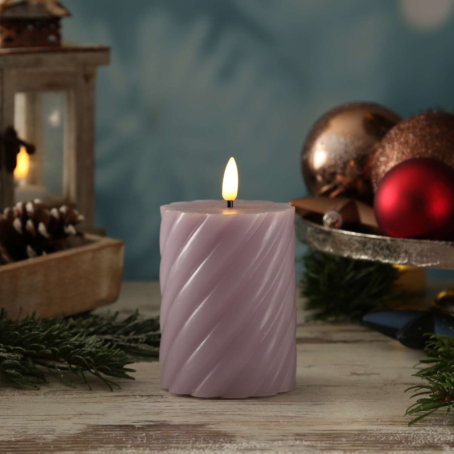 LED Stumpenkerze SWIRL - Echtwachs - warmweiße 3D Flamme - H: 12,5cm - Batterie - Timer - flieder LED Stumpenkerze SWIRL - Echtwachs - warmweiße 3D Flamme - H: 12,5cm - Batterie - Timer - flieder