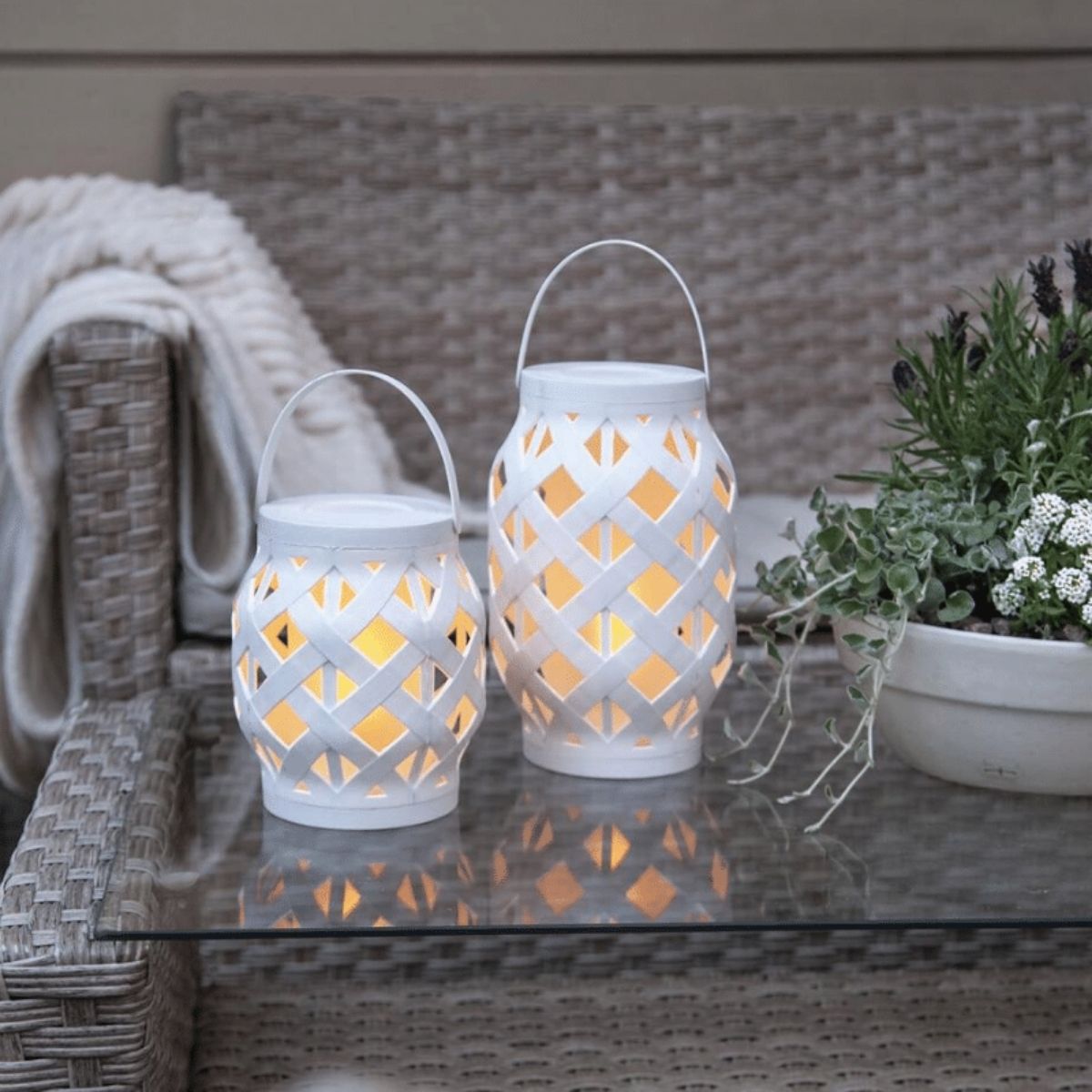 LED Laterne "Flame" - LED mit bewegtem Feuereffekt - H: 16cm, D: 14cm - Timer - weiß LED Laterne "Flame" - LED mit bewegtem Feuereffekt - H: 16cm, D: 14cm - Timer - weiß