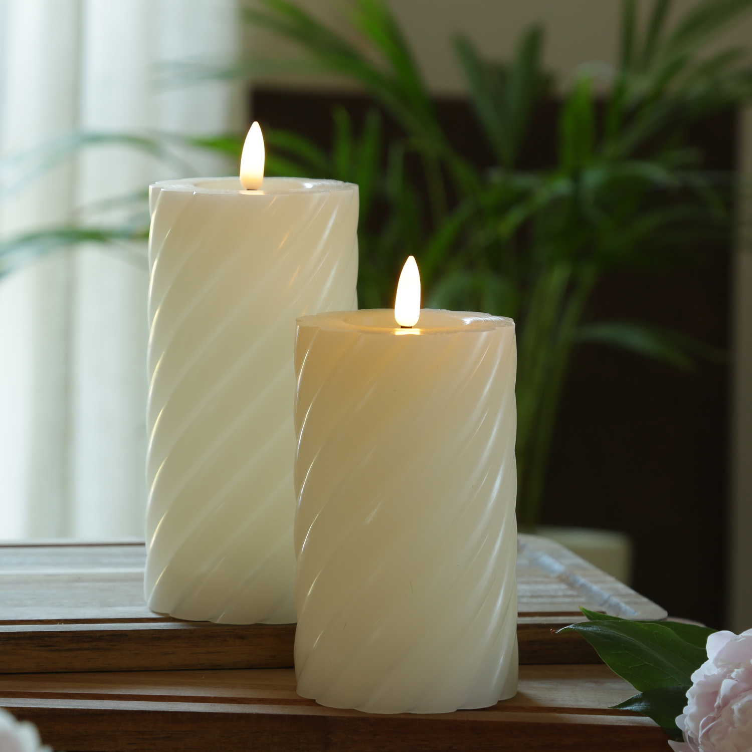 LED Stumpenkerze TWIST - Echtwachs - warmweiße 3D Flamme - H: 15cm - Batterie - Timer - creme