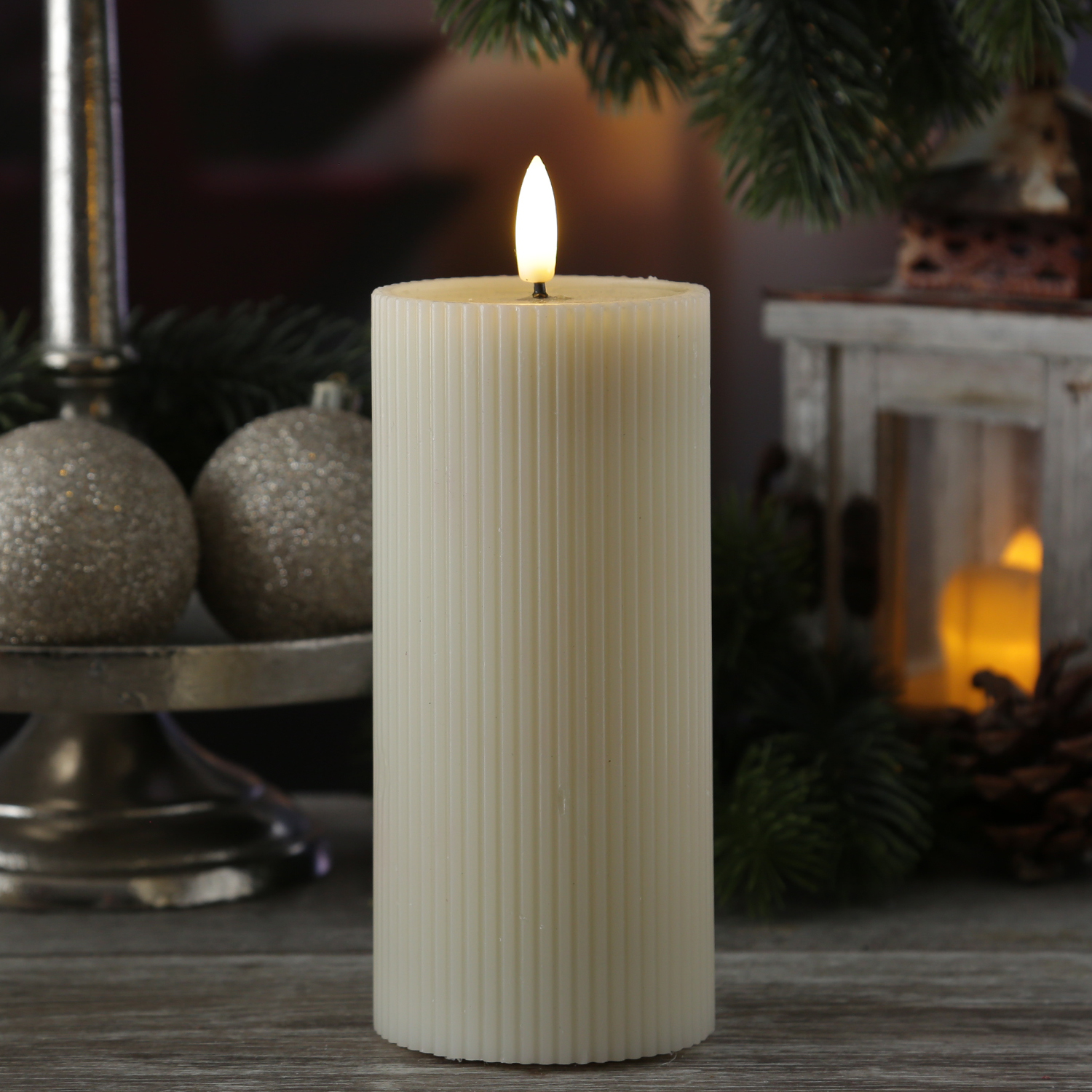 LED Kerze LIV - gerillt - Echtwachs - warmweiße 3D Flamme - H: 18cm - D: 7cm - Timer - creme LED Kerze LIV - gerillt - Echtwachs - warmweiße 3D Flamme - H: 18cm - D: 7cm - Timer - creme