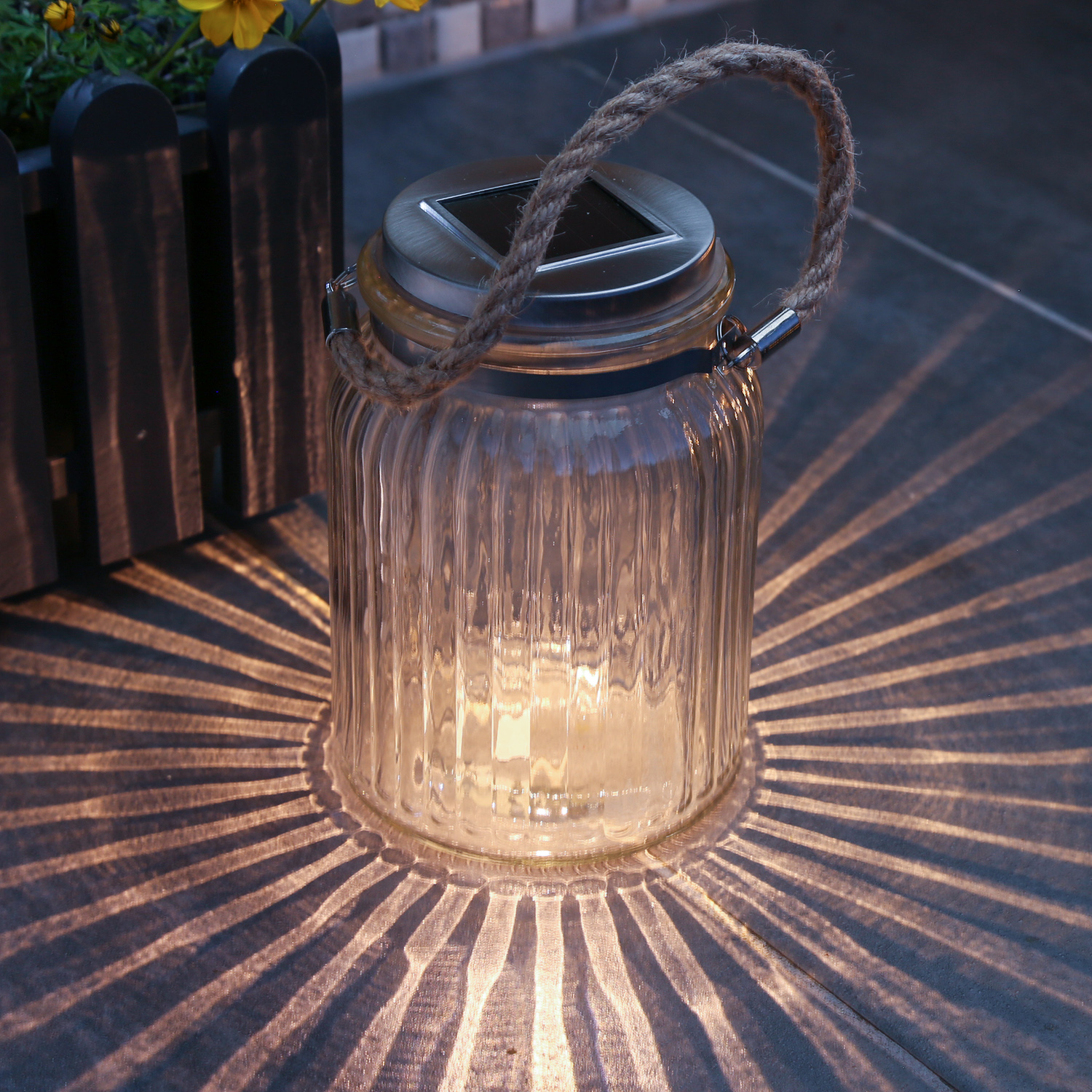 LED Solarglas JAMJAR - Geriffeltes Glas - warmweiße LED - Lichtsensor - H:15cm - Juteseil Aufhänger