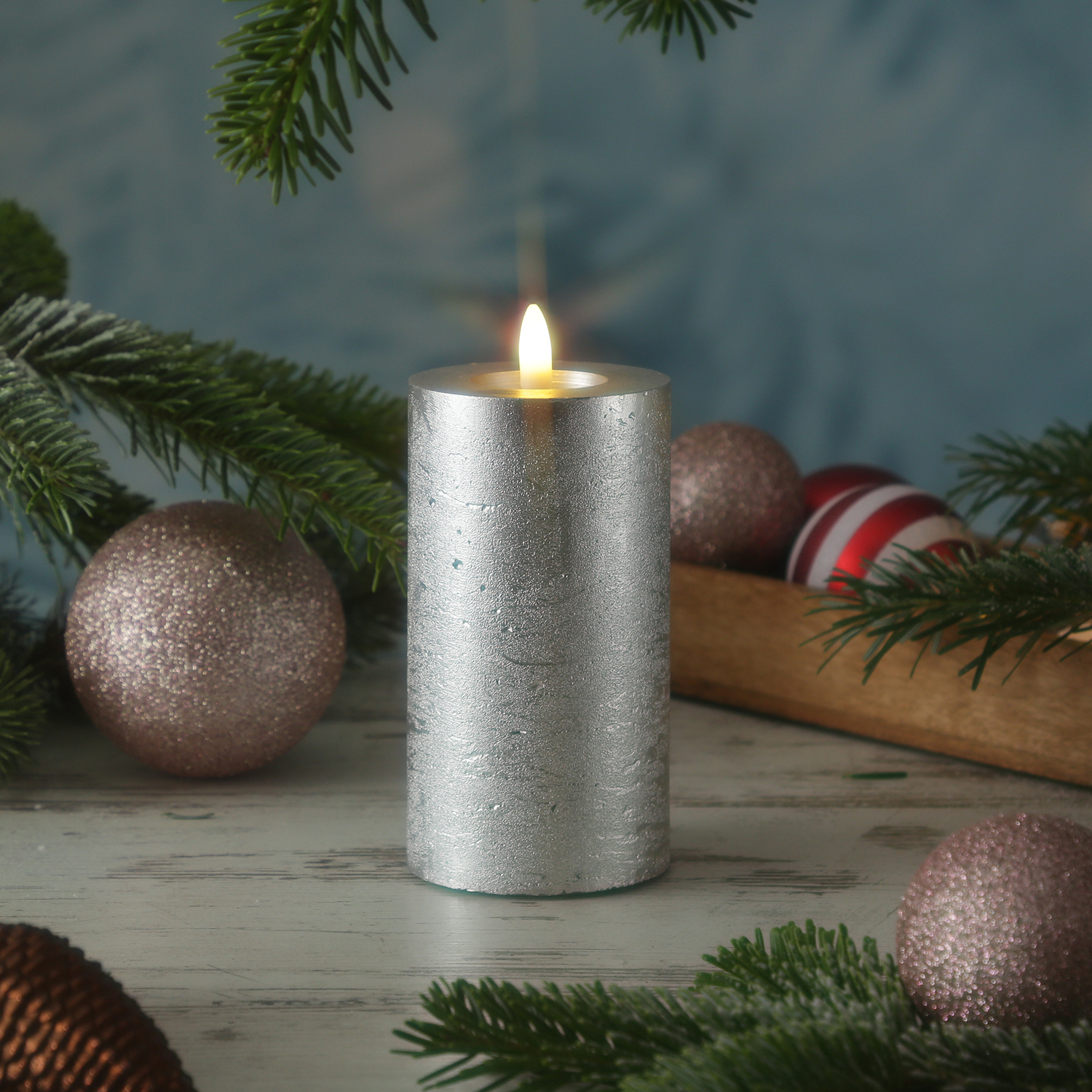 LED Kerze LINA - Rustik-Optik - Echtwachs - 3D Flamme - H: 15cm - D: 7cm - Timer - silber