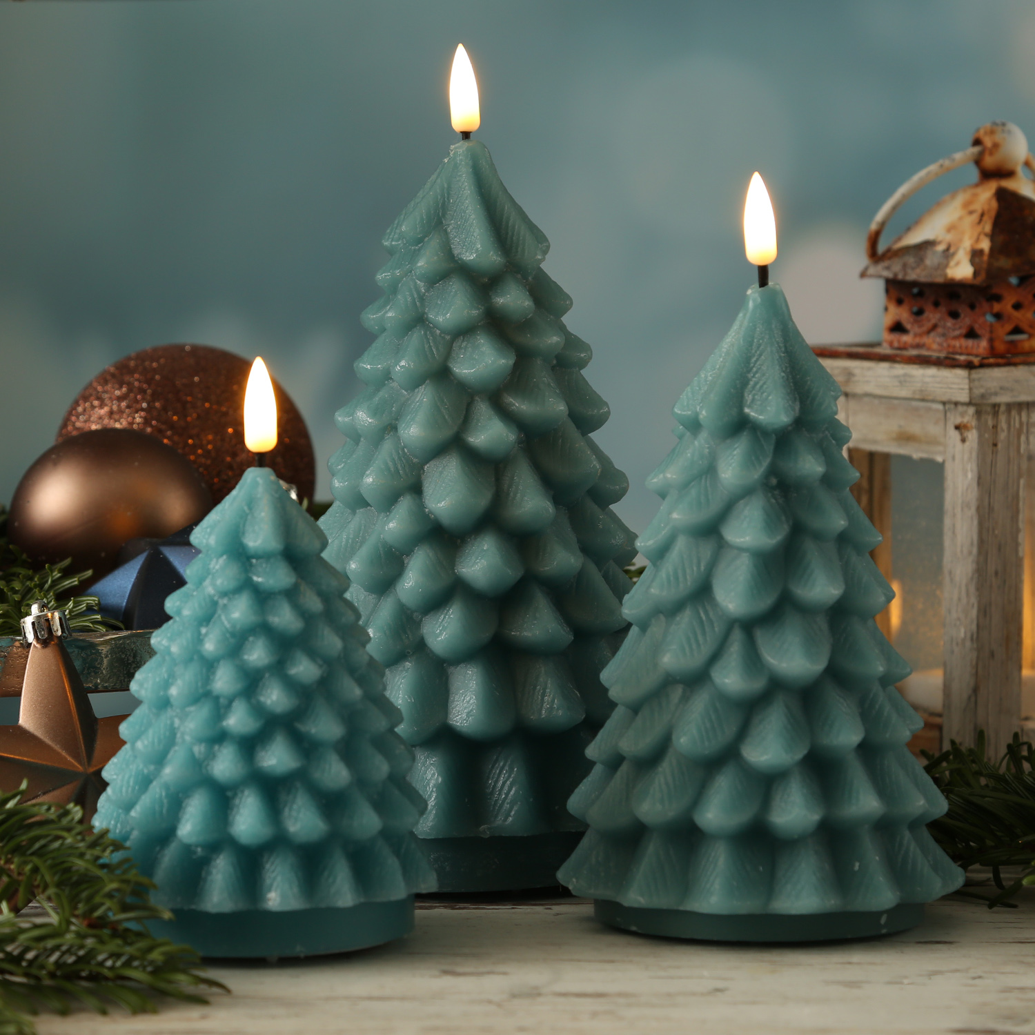 LED Kerze Tannenbaum - Echtwachs - flackernde 3D Flamme - H: 16cm - D: 9cm - dunkelgrün