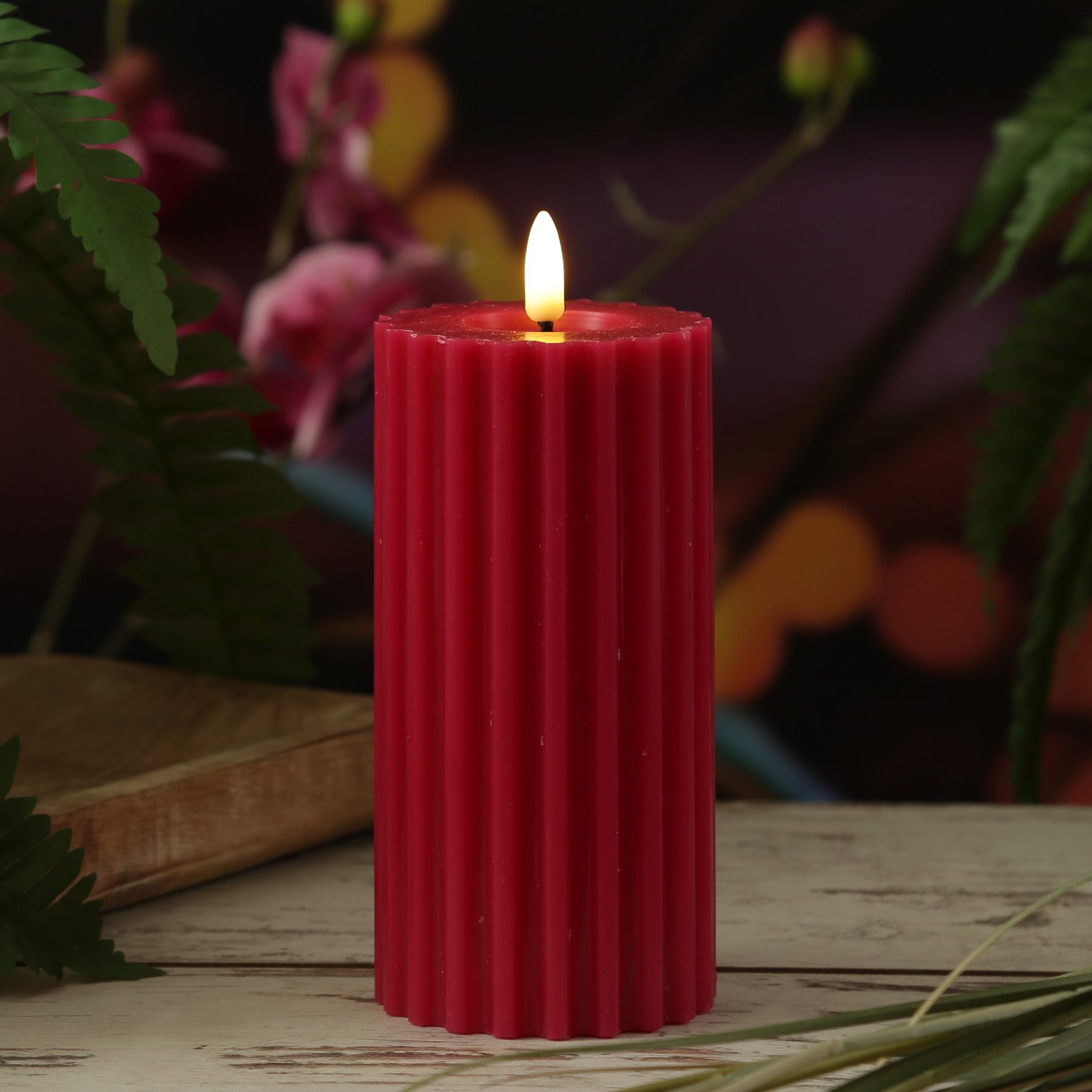 LED Kerze LIV - gerillt - Echtwachs - warmweiße 3D Flamme - H: 17,5cm - D: 7,5cm - Timer - beerenrot