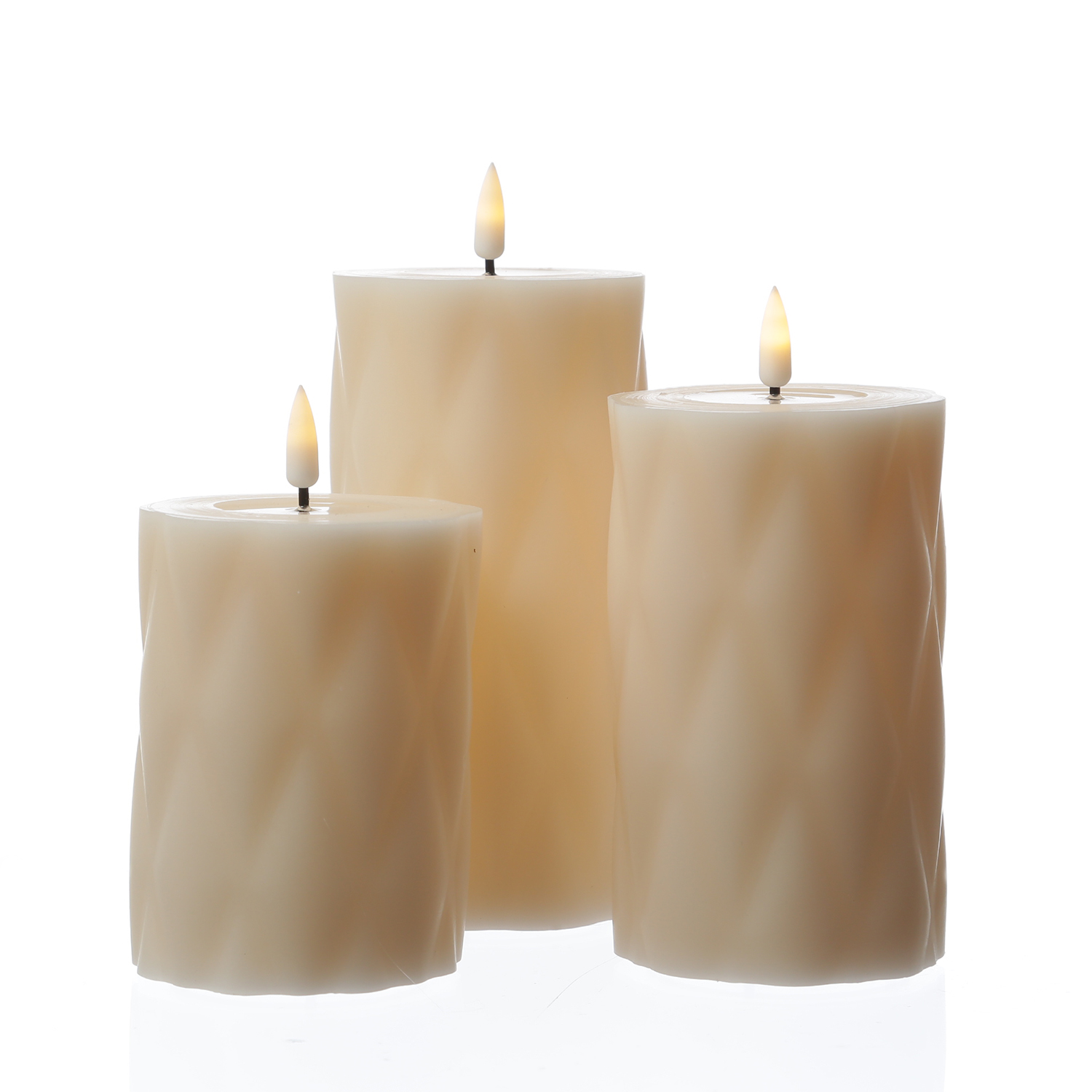LED Stumpenkerze MIA - Rautenmuster - Echtwachs - 3D Flamme - H: 10cm - D: 7,5cm - creme