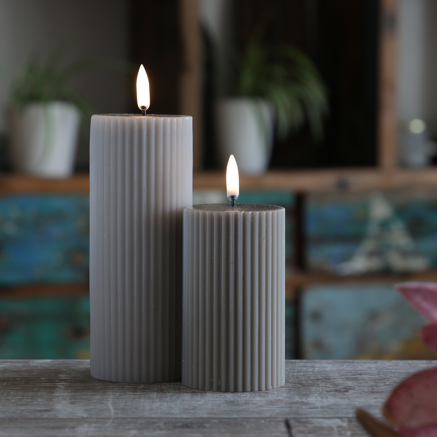 LED Kerze THEA - mit Rillen - Echtwachs - 3D Flamme - D: 5,8cm - H: 10,1cm - Timer - sand/taupe