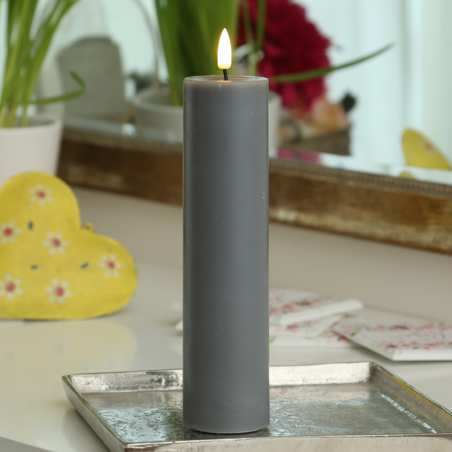 LED Stumpenkerze MIA - Echtwachs - realistische 3D Flamme - H: 20cm D: 5cm - Batterie - grau LED Stumpenkerze MIA - Echtwachs - realistische 3D Flamme - H: 20cm D: 5cm - Batterie - grau
