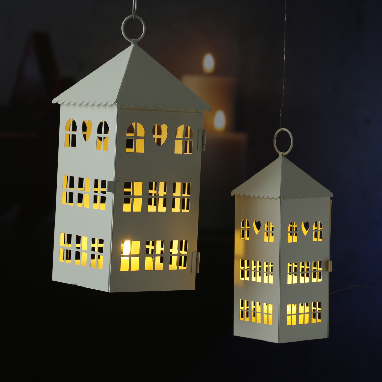 Laternen in Hausform mit Herz - 2er Set Metallhäuser - Lichthäuser - H: 30cm/23cm - weiß Laternen in Hausform mit Herz - 2er Set Metallhäuser - Lichthäuser - H: 30cm/23cm - weiß