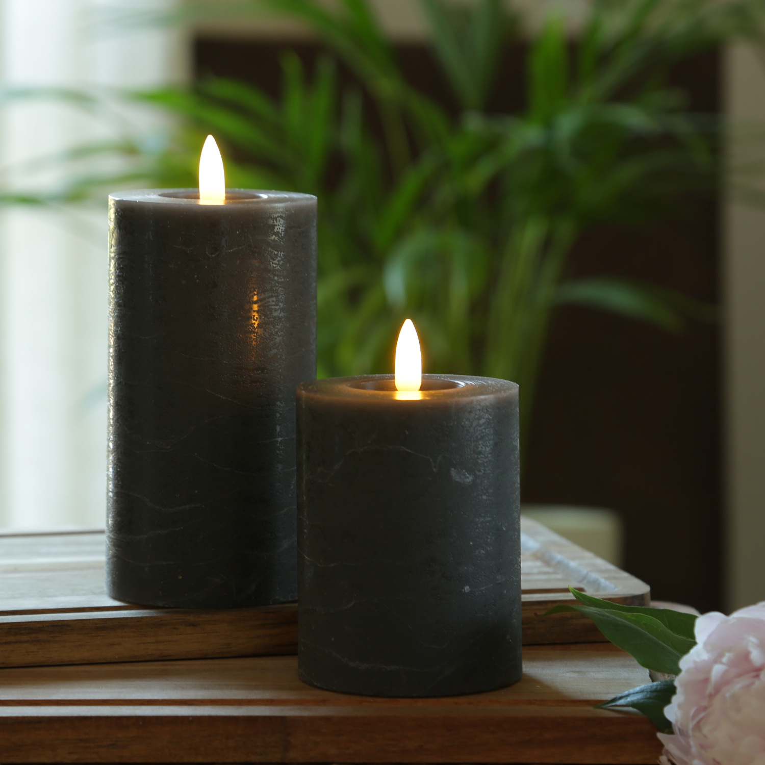 LED Kerze LINA - Rustik-Optik - Echtwachs - 3D Flamme - H: 15cm - D: 7cm - Batterie - Timer - grau LED Kerze LINA - Rustik-Optik - Echtwachs - 3D Flamme - H: 15cm - D: 7cm - Batterie - Timer - grau