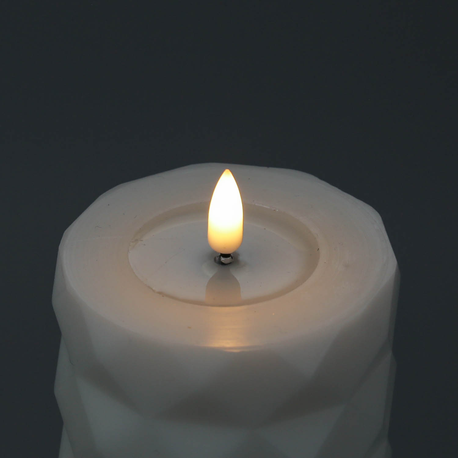 LED Stumpenkerze MIA - Rautenmuster - Echtwachs - 3D Flamme - H: 12,5cm - D: 7,5cm - weiß LED Stumpenkerze MIA - Rautenmuster - Echtwachs - 3D Flamme - H: 12,5cm - D: 7,5cm - weiß