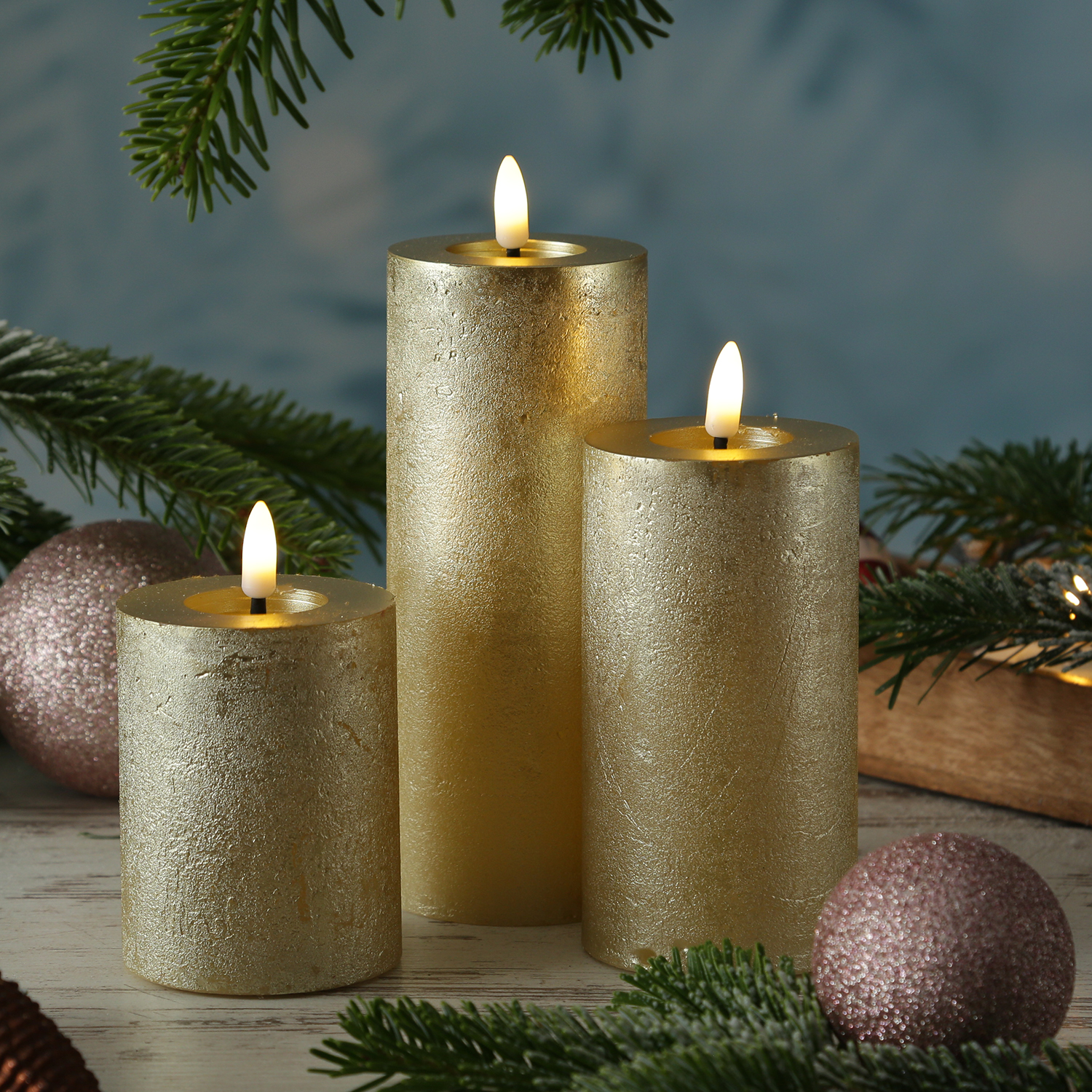 LED Kerzenset LINA - Rustik-Optik - Echtwachs - 3D Flamme - 3 Größen - Timer - gold - 3er Set LED Kerzenset LINA - Rustik-Optik - Echtwachs - 3D Flamme - 3 Größen - Timer - gold - 3er Set