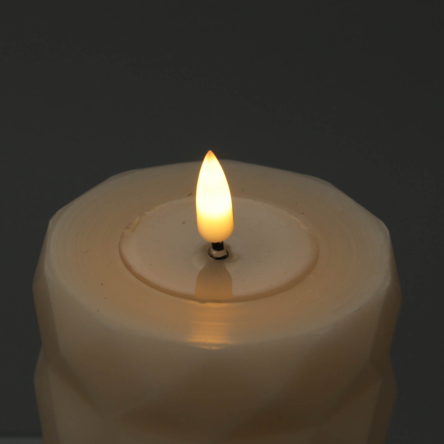 LED Stumpenkerze MIA - Rautenmuster - Echtwachs - 3D Flamme - H: 10cm - D: 7,5cm - creme LED Stumpenkerze MIA - Rautenmuster - Echtwachs - 3D Flamme - H: 10cm - D: 7,5cm - creme