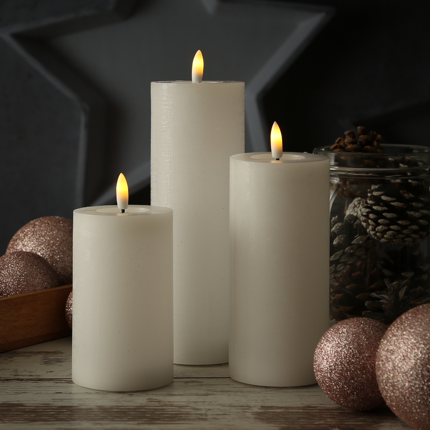 LED Kerze LINA - Rustik-Optik - Echtwachs - 3D Flamme - H: 20cm - D: 7cm - Batterie - Timer - weiß