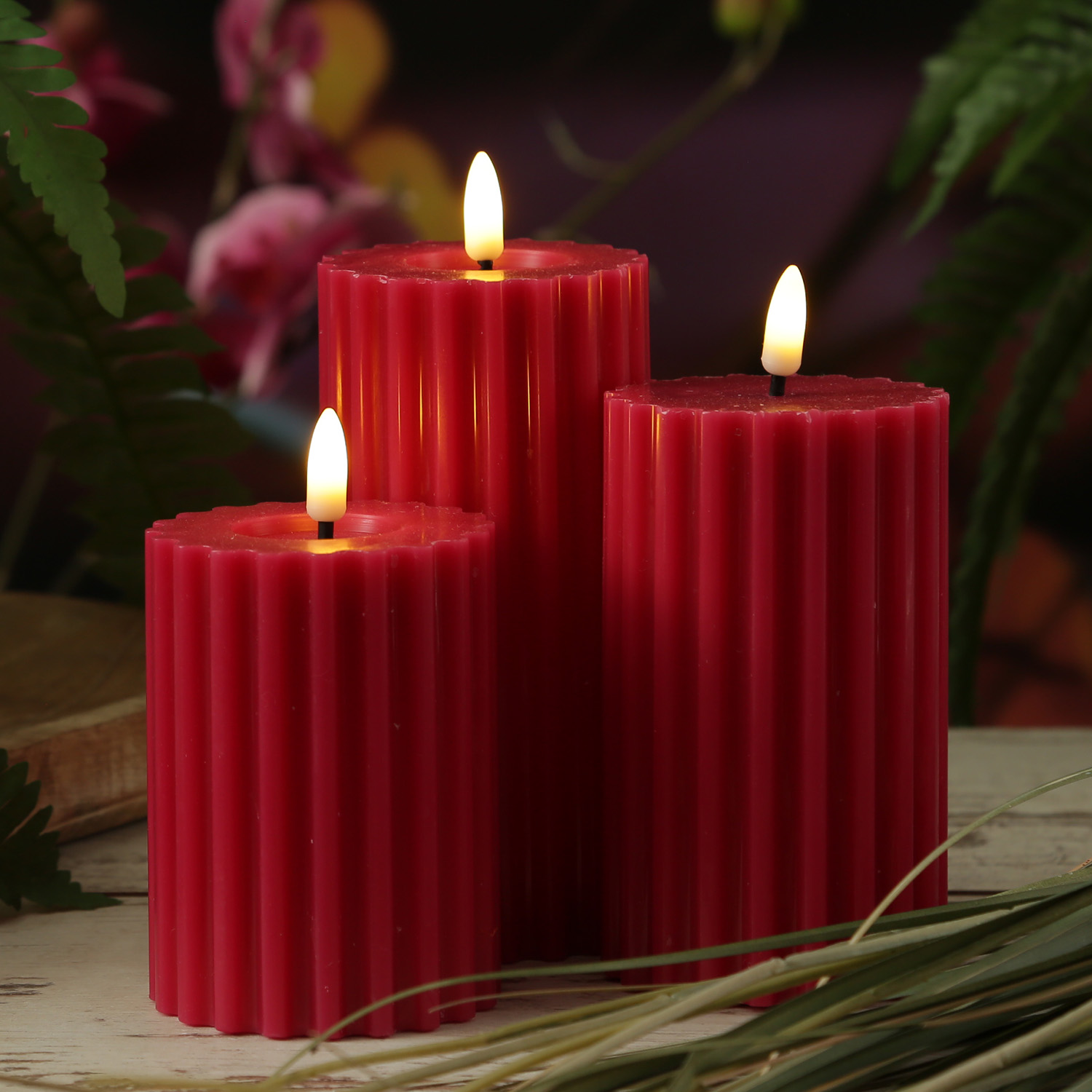LED Kerze LIV - gerillt - Echtwachs - warmweiße 3D Flamme - H: 12cm - D: 7,5cm - Timer - beerenrot