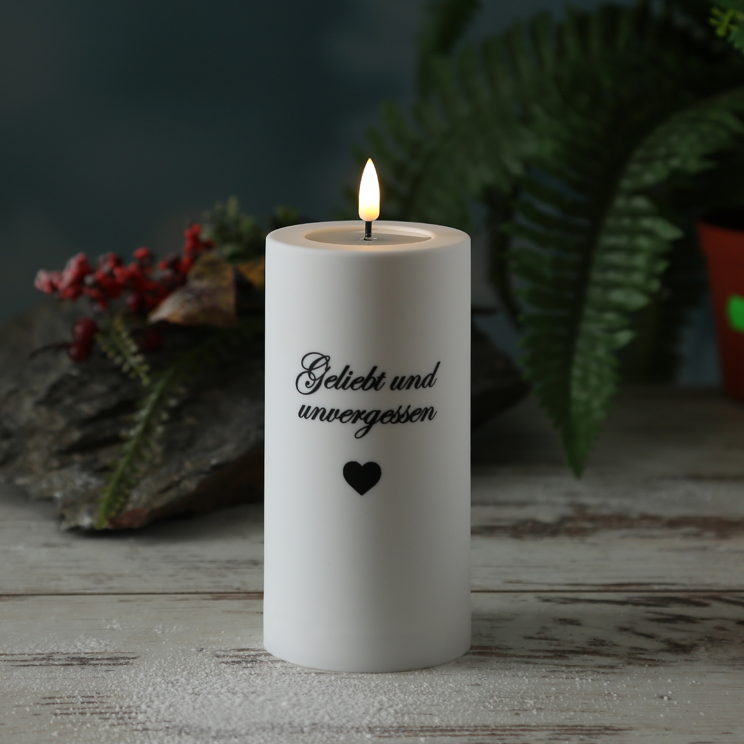 LED Grabkerze MIA - mit Schrift - Grablicht - 3D Flamme - H: 12,5cm - D: 7,5cm - weiß - für Außen