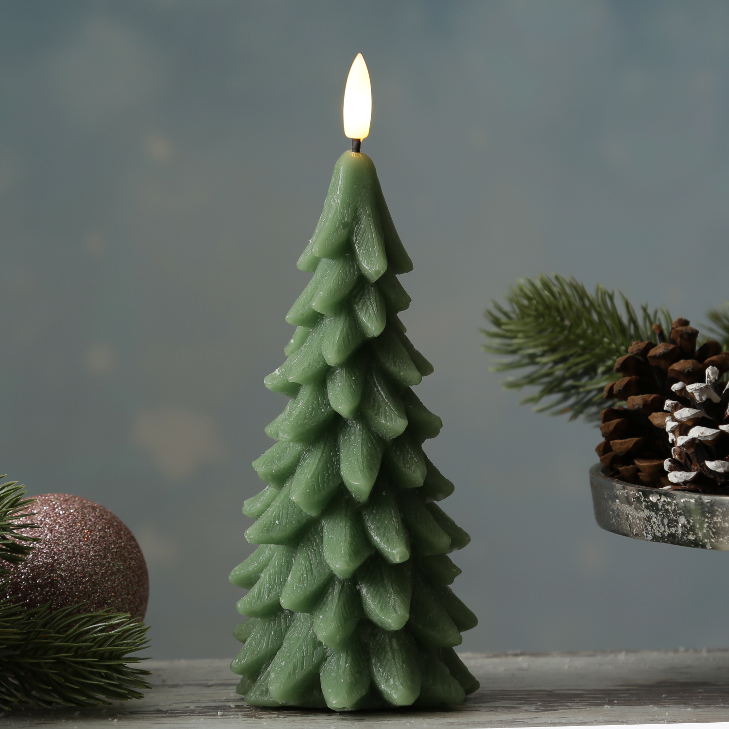 LED Kerze Tannenbaum - Echtwachs - 3D Flamme - H: 19cm - Timer - grün LED Kerze Tannenbaum - Echtwachs - 3D Flamme - H: 19cm - Timer - grün