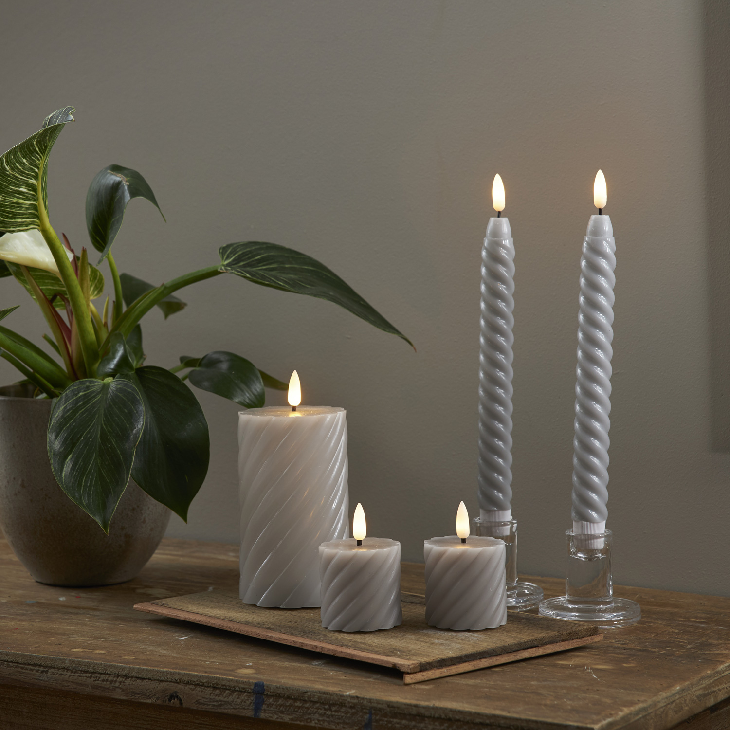 LED Stumpenkerze SWIRL - Echtwachs - warmweiße 3D Flamme - 7,5cm - Batterie - Timer - grau - 2er Set LED Stumpenkerze SWIRL - Echtwachs - warmweiße 3D Flamme - 7,5cm - Batterie - Timer - grau - 2er Set