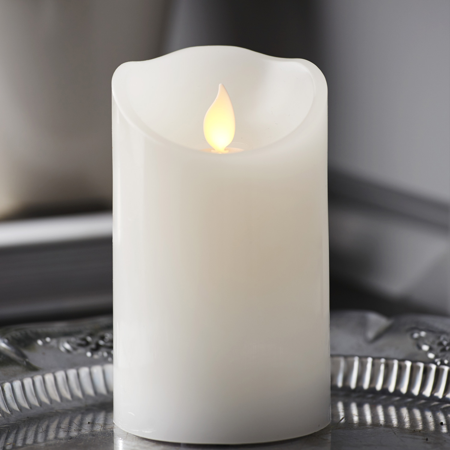 LED Stumpenkerze TWINKLE - bewegte, warmweiße LED Flamme - H: 12,5cm, D: 7,5cm - Timer - weiß LED Stumpenkerze TWINKLE - bewegte, warmweiße LED Flamme - H: 12,5cm, D: 7,5cm - Timer - weiß