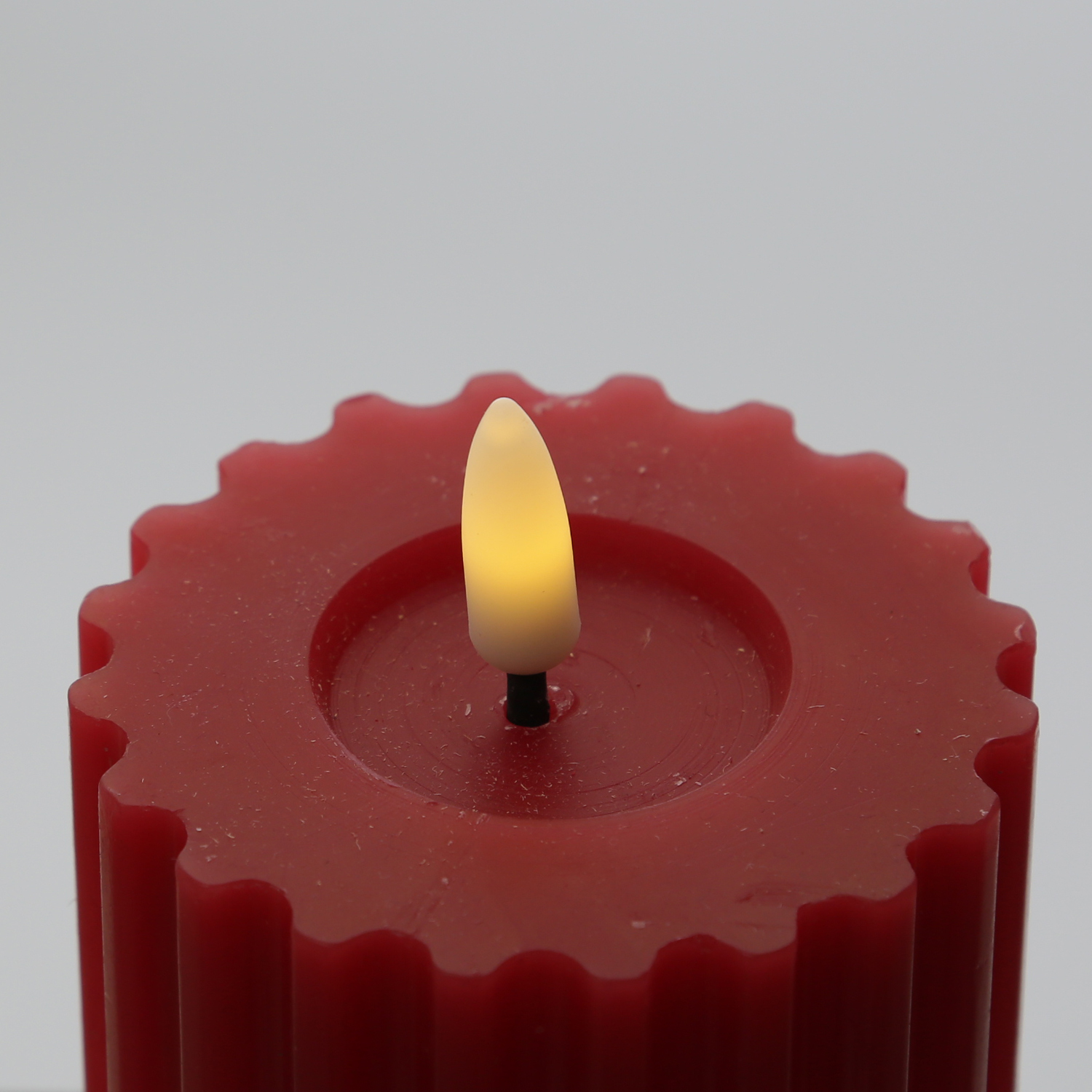 LED Kerze LIV - gerillt - Echtwachs - warmweiße 3D Flamme - H: 12cm - D: 7,5cm - Timer - rot