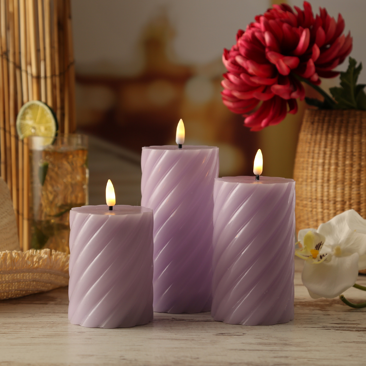 LED Stumpenkerze SWIRL - Echtwachs - warmweiße 3D Flamme - H: 12,5cm - Batterie - Timer - flieder LED Stumpenkerze SWIRL - Echtwachs - warmweiße 3D Flamme - H: 12,5cm - Batterie - Timer - flieder