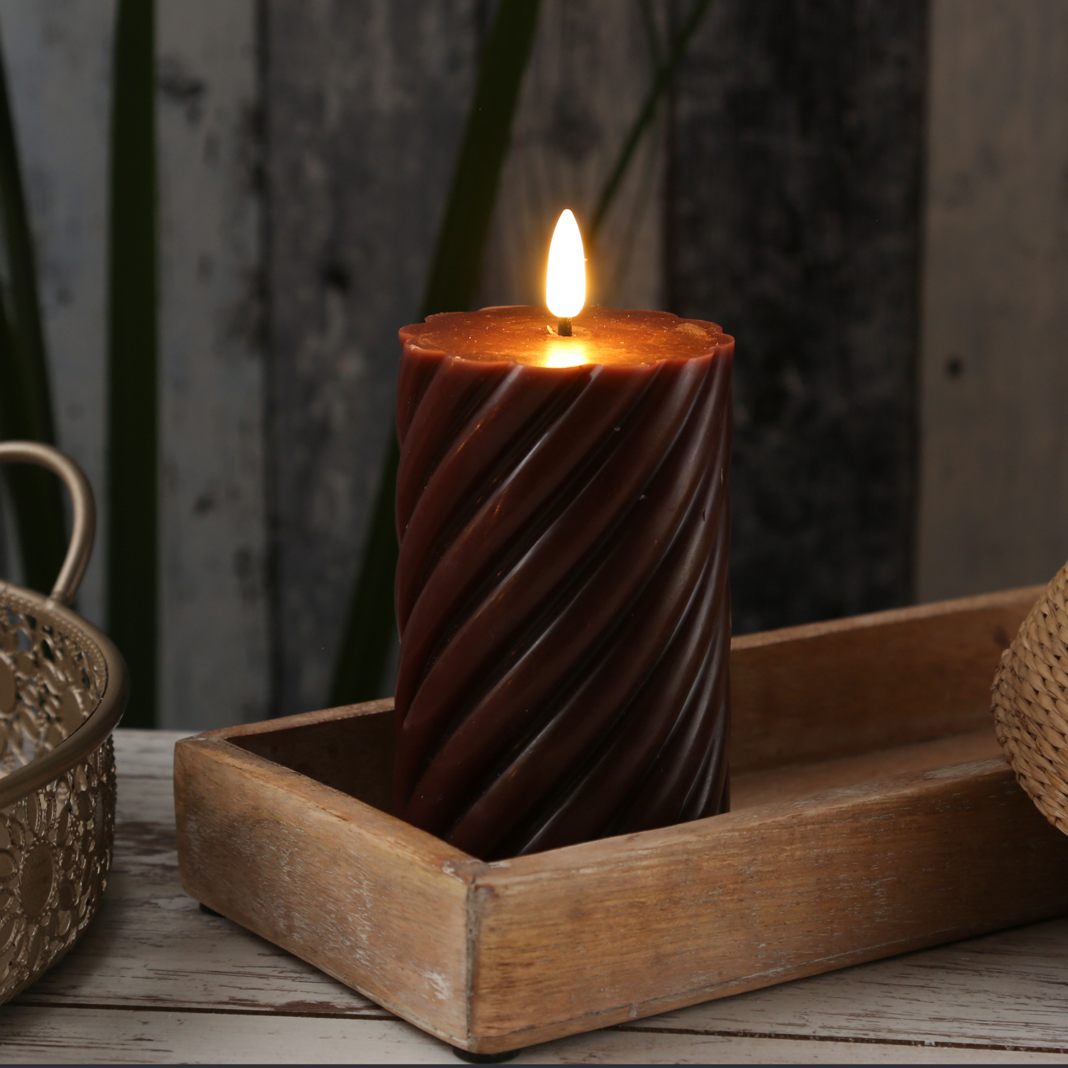 LED Stumpenkerze SWIRL - Echtwachs - warmweiße 3D Flamme - H: 15cm - Batterie - Timer - weinrot