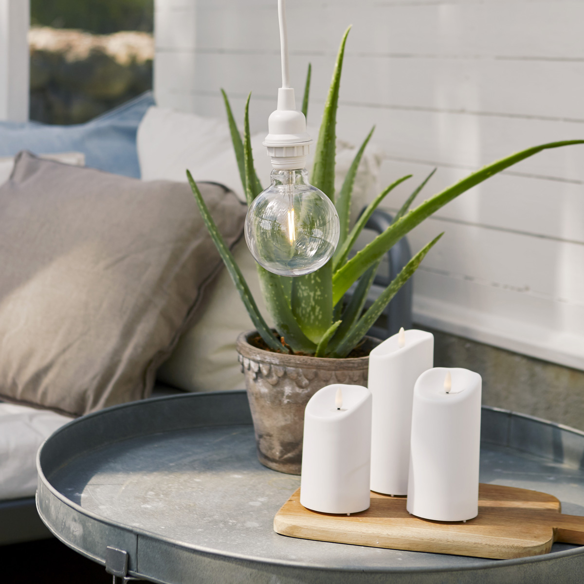 LED Stumpenkerze "Flamme" - Kunststoff - warmweiße 3D Flamme - H: 13cm - Timer - outdoor - weiß LED Stumpenkerze "Flamme" - Kunststoff - warmweiße 3D Flamme - H: 13cm - Timer - outdoor - weiß