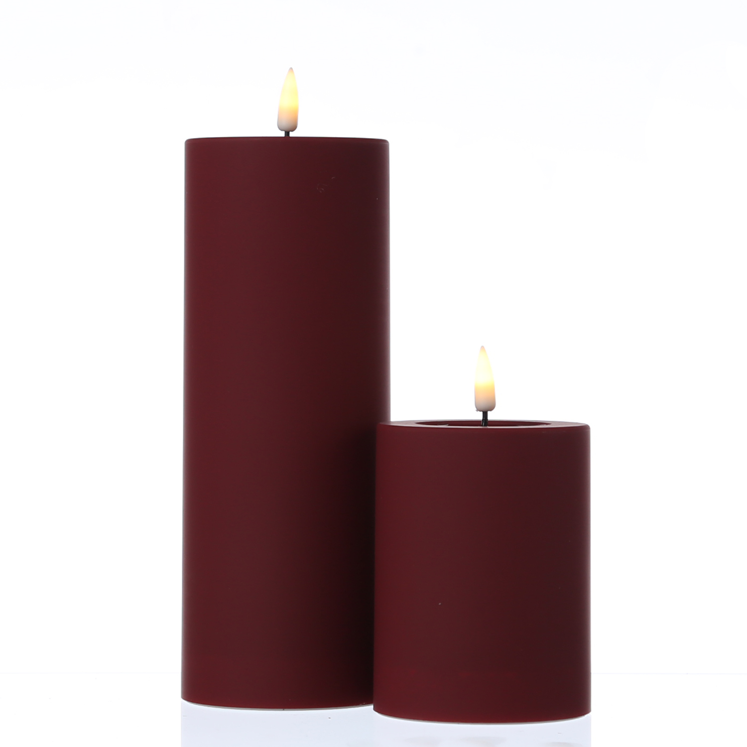 LED Stumpenkerze MIA - Kunststoff - realistische 3D Flamme - H: 10cm - f. Außen - bordeaux/dunkelrot LED Stumpenkerze MIA - Kunststoff - realistische 3D Flamme - H: 10cm - f. Außen - bordeaux/dunkelrot