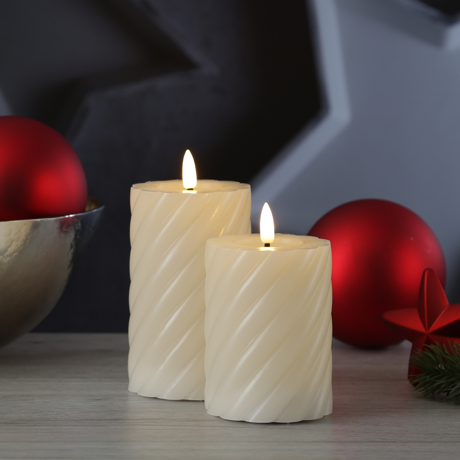 LED Stumpenkerze TWIST - Echtwachs - warmweiße 3D Flamme - H: 12,5cm - Batterie - Timer - creme