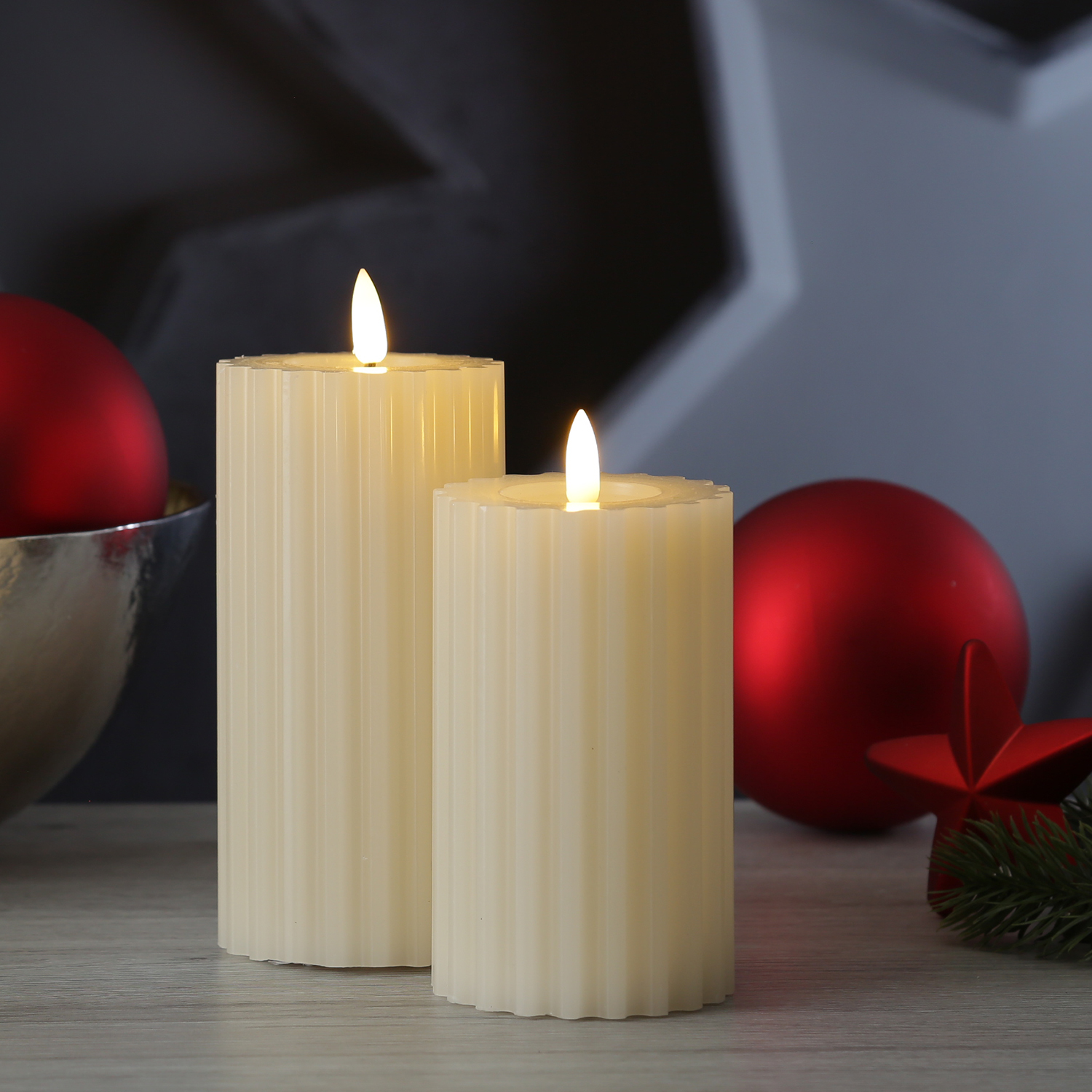 LED Kerze LIV - gerillt - Echtwachs - warmweiße 3D Flamme - H: 14,5cm - D: 7,5cm - Timer - creme LED Kerze LIV - gerillt - Echtwachs - warmweiße 3D Flamme - H: 14,5cm - D: 7,5cm - Timer - creme