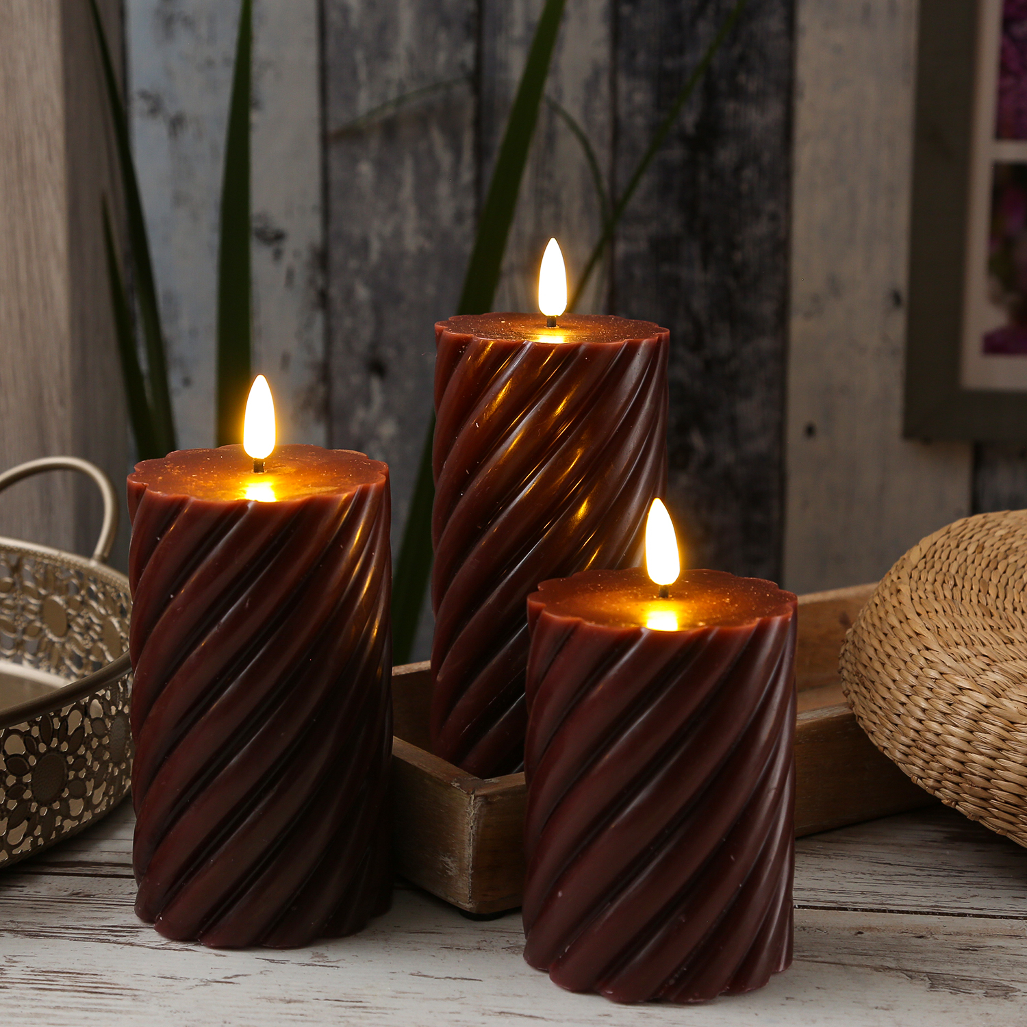 LED Stumpenkerze SWIRL - Echtwachs - warmweiße 3D Flamme - H: 15cm - Batterie - Timer - weinrot