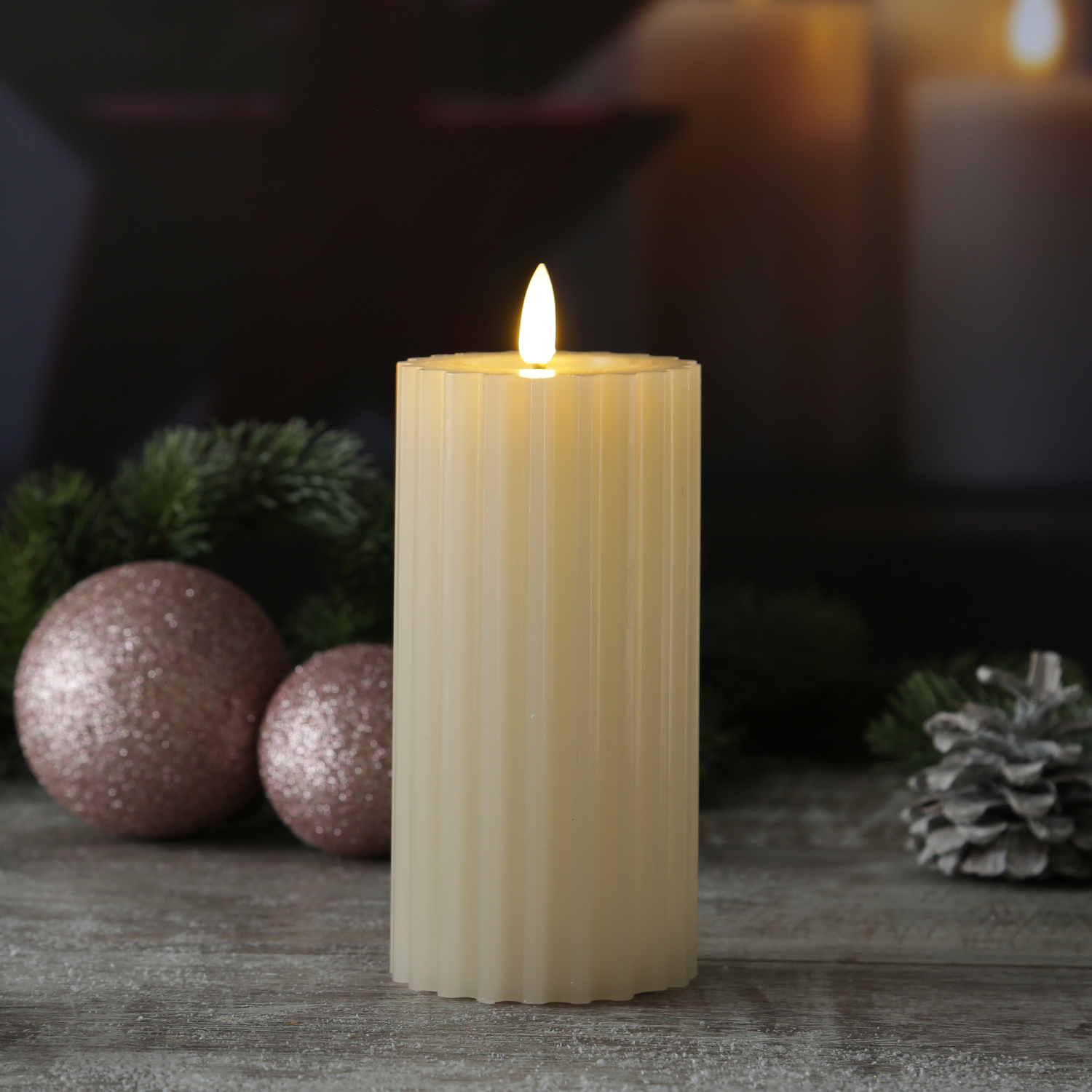 LED Kerze LIV - gerillt - Echtwachs - warmweiße 3D Flamme - H: 17,5cm - D: 7,5cm - Timer - creme LED Kerze LIV - gerillt - Echtwachs - warmweiße 3D Flamme - H: 17,5cm - D: 7,5cm - Timer - creme