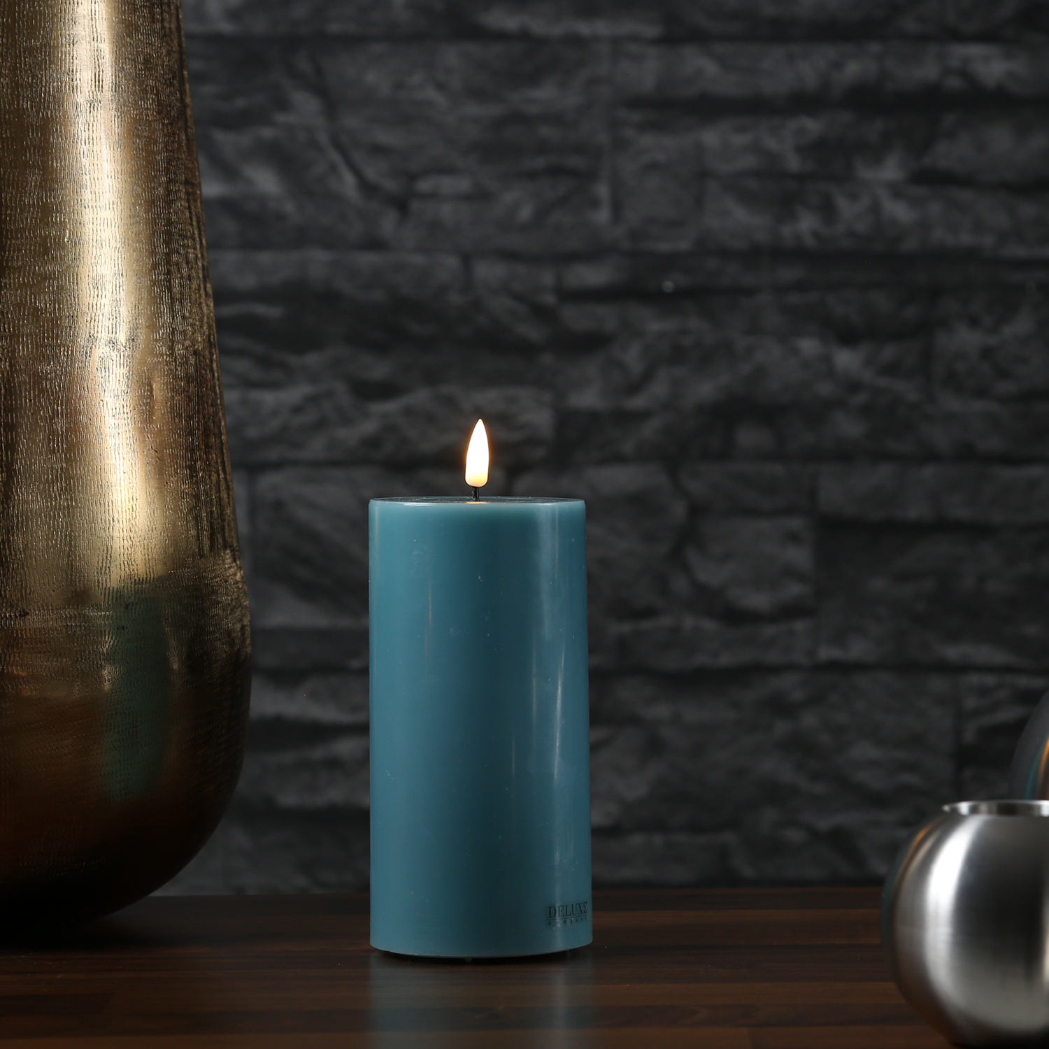 LED Stumpenkerze MIA - Echtwachs - realistische 3D Flamme - H: 15cm - D: 7,5cm - jadegrün LED Stumpenkerze MIA - Echtwachs - realistische 3D Flamme - H: 15cm - D: 7,5cm - jadegrün