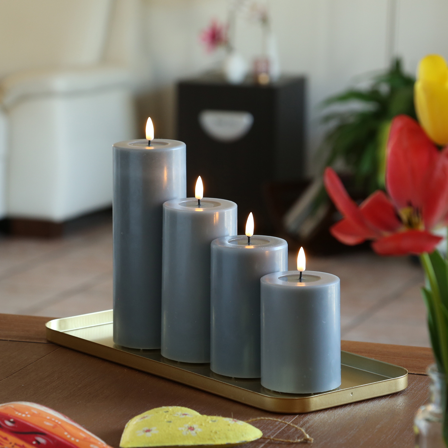 LED Stumpenkerze MIA - Echtwachs - realistische 3D Flamme - H: 20cm - Batteriebetrieb - grau LED Stumpenkerze MIA - Echtwachs - realistische 3D Flamme - H: 20cm - Batteriebetrieb - grau