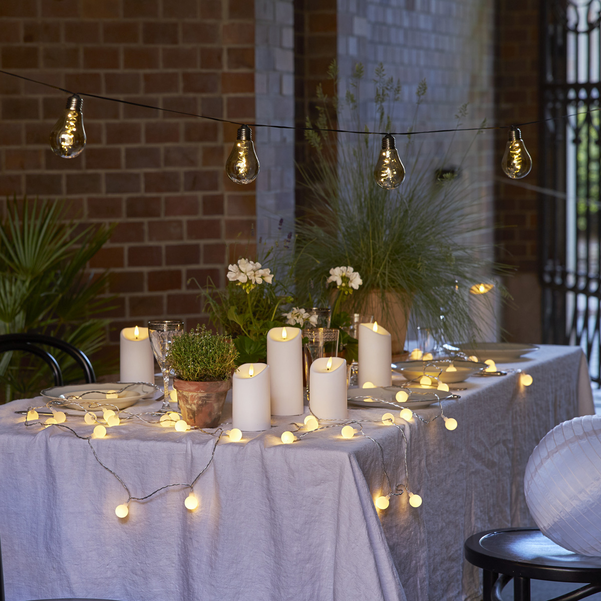 LED Stumpenkerze "Flamme" - Kunststoff - warmweiße 3D Flamme - H: 18cm - Timer - outdoor - weiß LED Stumpenkerze "Flamme" - Kunststoff - warmweiße 3D Flamme - H: 18cm - Timer - outdoor - weiß