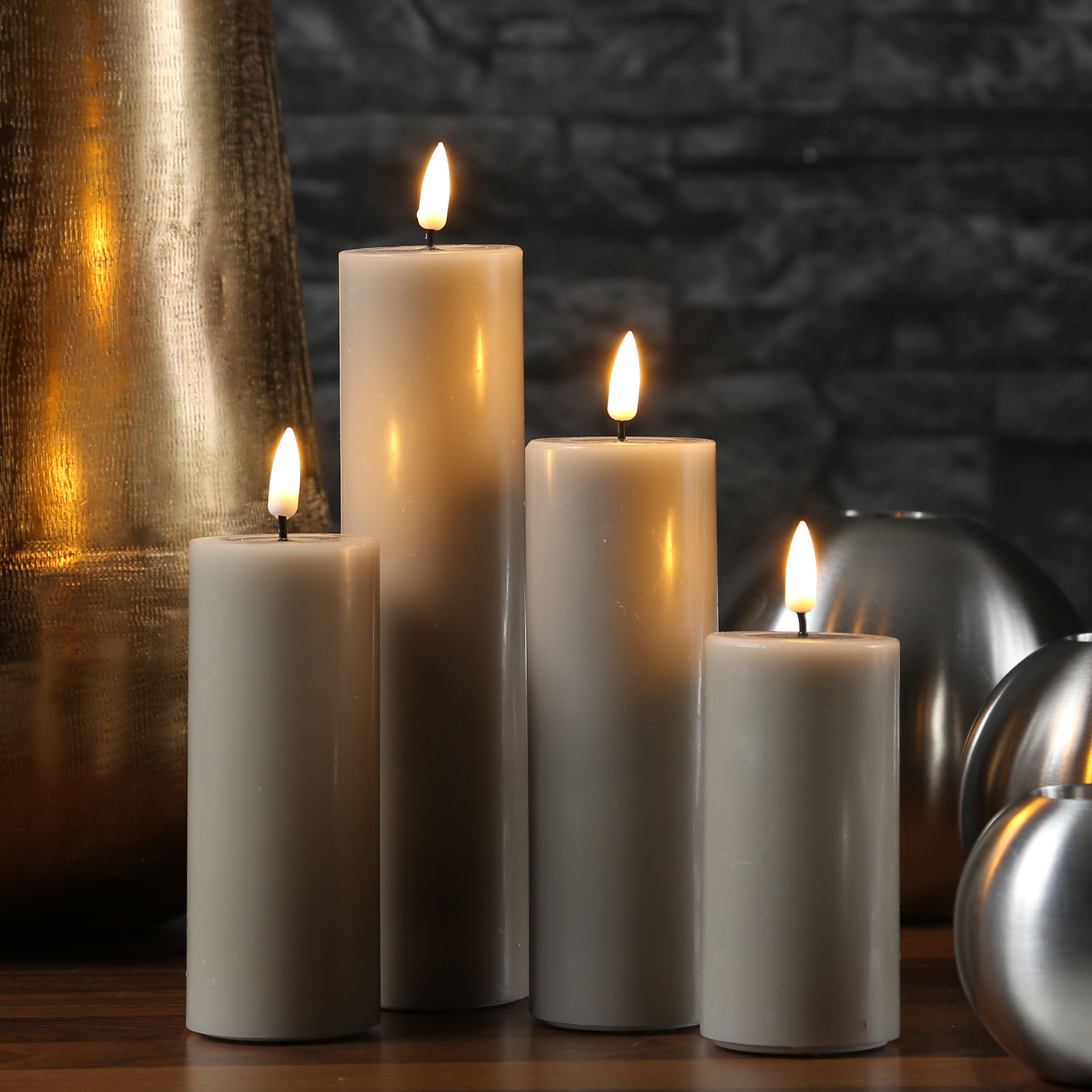 LED Stumpenkerze MIA - Echtwachs - realistische 3D Flamme - H: 12,5cm - D: 5cm - sand/taupe LED Stumpenkerze MIA - Echtwachs - realistische 3D Flamme - H: 12,5cm - D: 5cm - sand/taupe