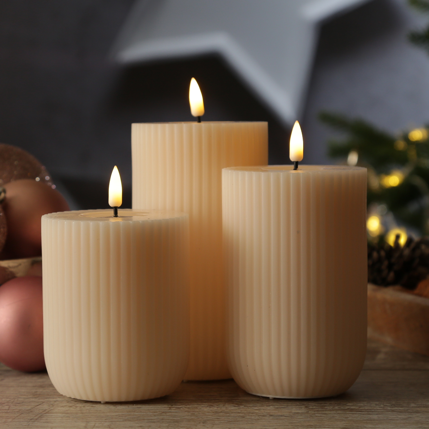 LED Stumpenkerze MIA - gerillt - Echtwachs - 3D Flamme - H: 15cm - D: 8cm - creme LED Stumpenkerze MIA - gerillt - Echtwachs - 3D Flamme - H: 15cm - D: 8cm - creme