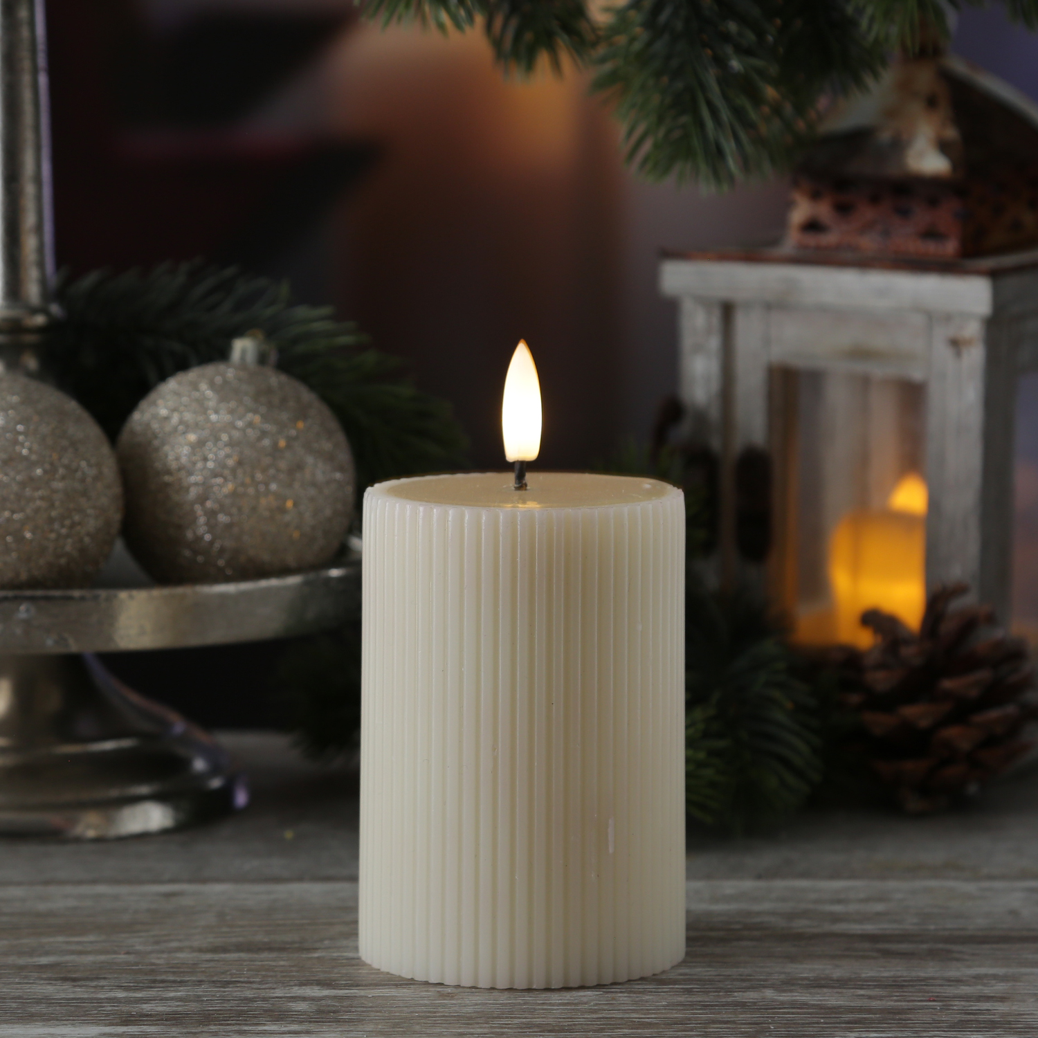 LED Kerze LIV - gerillt - Echtwachs - warmweiße 3D Flamme - H: 13cm - D: 7cm - Timer - creme
