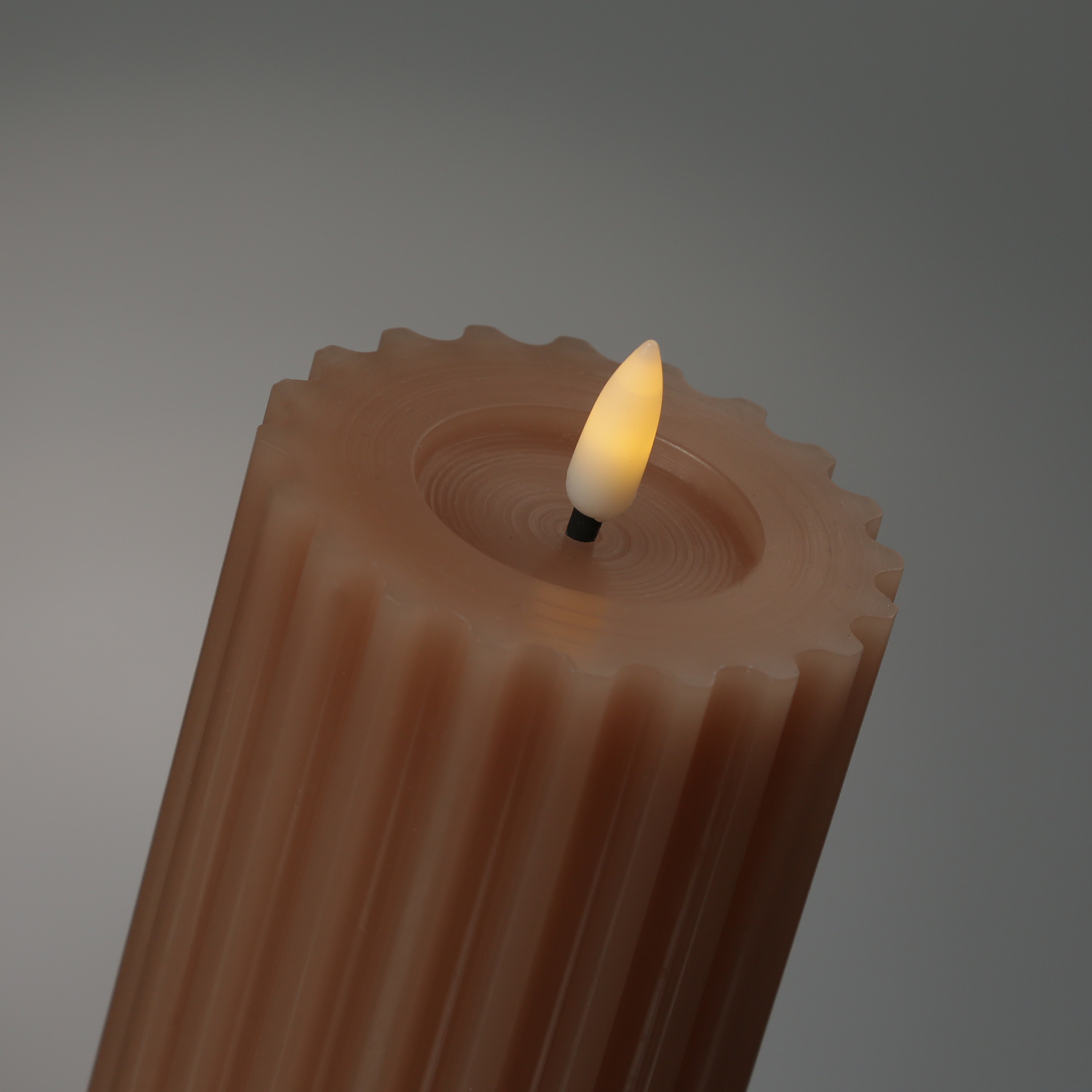 LED Kerze LIV - gerillt - Echtwachs - warmweiße 3D Flamme - H: 12cm - D: 7,5cm - Timer - altrosa LED Kerze LIV - gerillt - Echtwachs - warmweiße 3D Flamme - H: 12cm - D: 7,5cm - Timer - altrosa