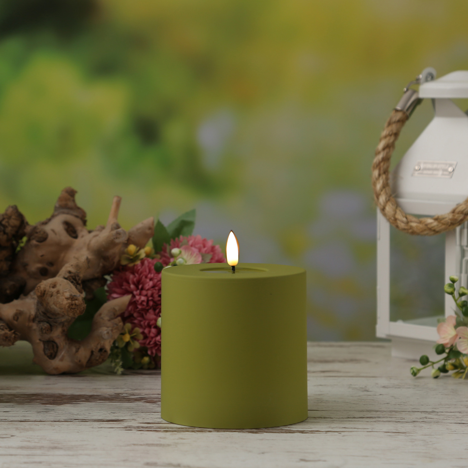 LED Stumpenkerze MIA - Kunststoff - 3D Flamme - H: 10cm - D: 10cm - für Außen - olivgrün LED Stumpenkerze MIA - Kunststoff - 3D Flamme - H: 10cm - D: 10cm - für Außen - olivgrün