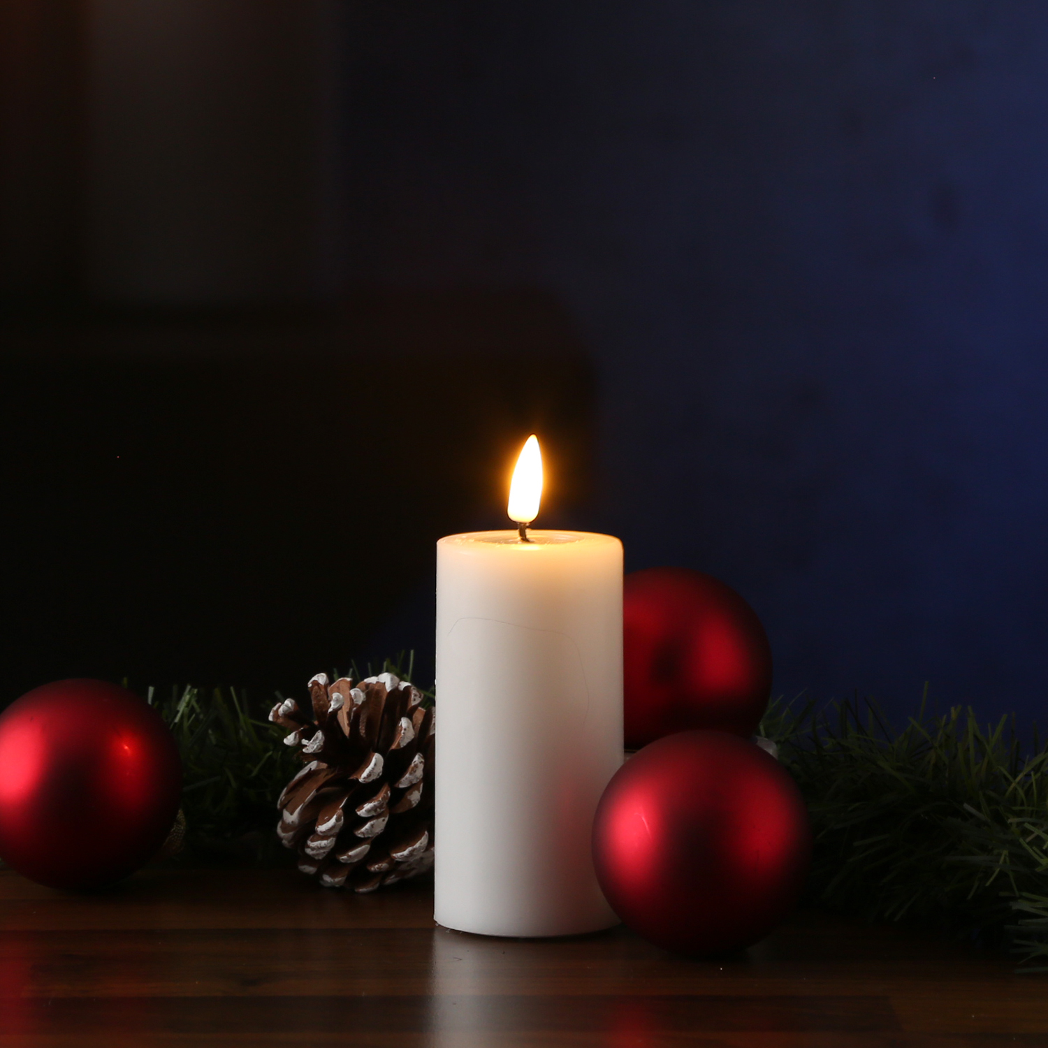 LED Stumpenkerze MIA - Echtwachs - realistische 3D Flamme - H: 10cm D: 5cm - Batterie - weiß LED Stumpenkerze MIA - Echtwachs - realistische 3D Flamme - H: 10cm D: 5cm - Batterie - weiß