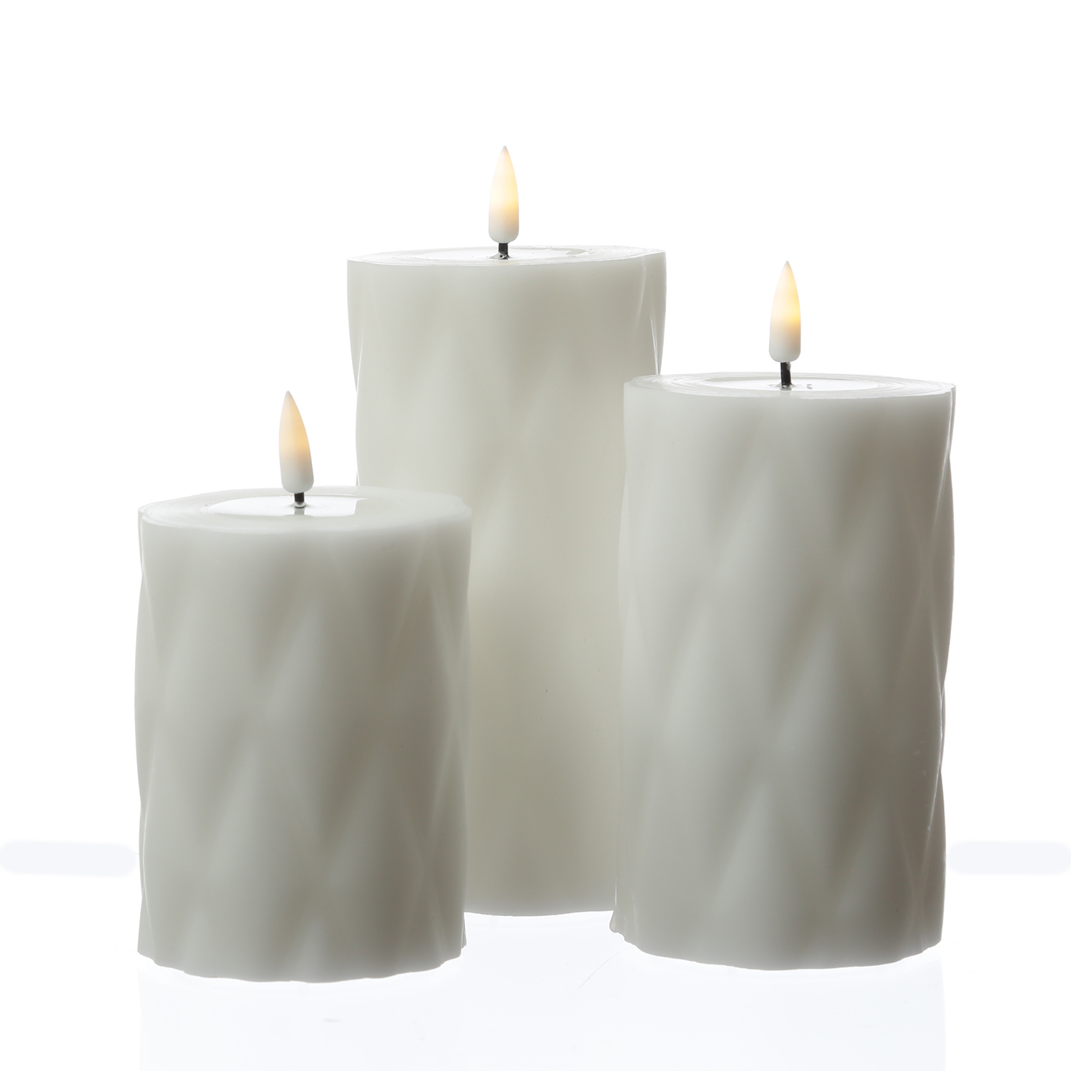 LED Stumpenkerze MIA - Rautenmuster - Echtwachs - 3D Flamme - H: 15cm - D: 7,5cm - weiß LED Stumpenkerze MIA - Rautenmuster - Echtwachs - 3D Flamme - H: 15cm - D: 7,5cm - weiß