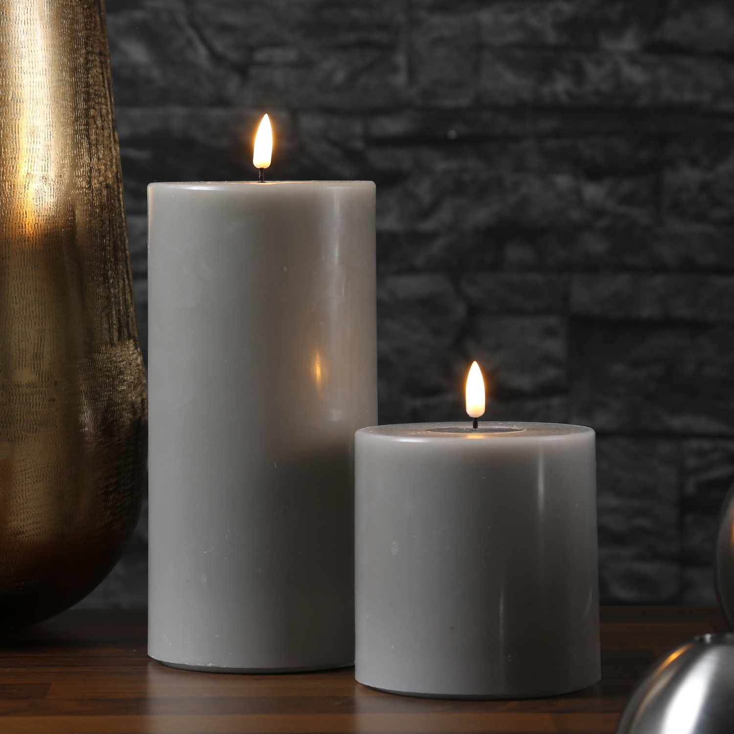 LED Stumpenkerze MIA - Echtwachs - realistische 3D Flamme - H: 20cm - D: 10cm - sand/taupe LED Stumpenkerze MIA - Echtwachs - realistische 3D Flamme - H: 20cm - D: 10cm - sand/taupe