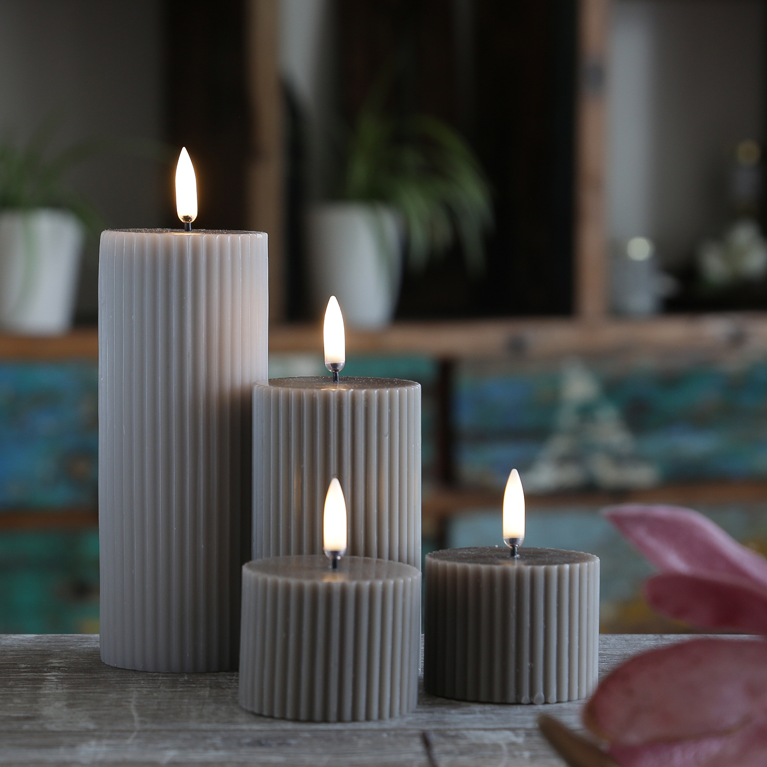 LED Kerze THEA - mit Rillen - Echtwachs - 3D Flamme - D: 5,8cm - H: 10,1cm - Timer - sand/taupe