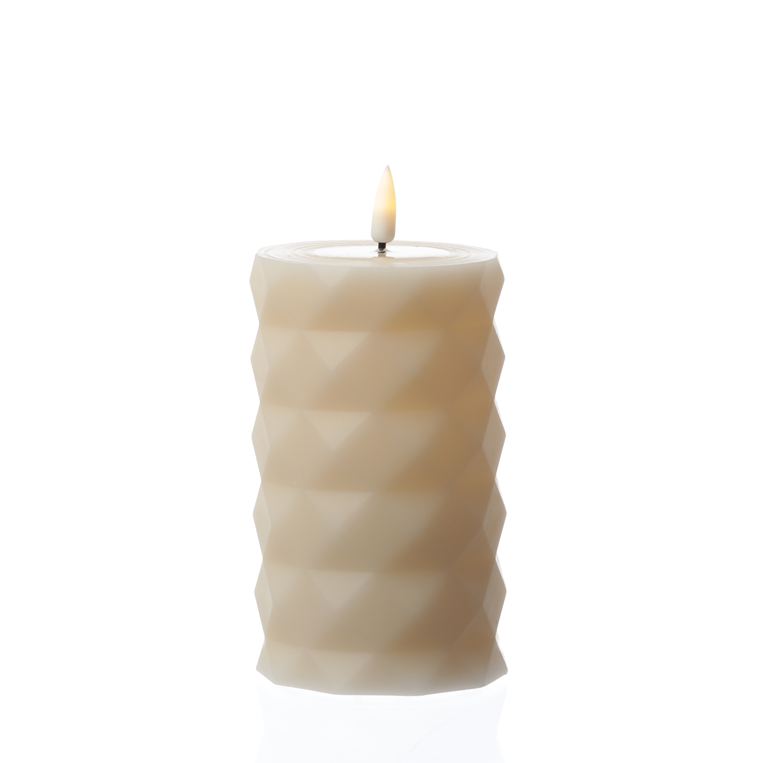LED Stumpenkerze MIA - Rautenmuster - Echtwachs - 3D Flamme - H: 12,5cm - D: 7,5cm - creme LED Stumpenkerze MIA - Rautenmuster - Echtwachs - 3D Flamme - H: 12,5cm - D: 7,5cm - creme